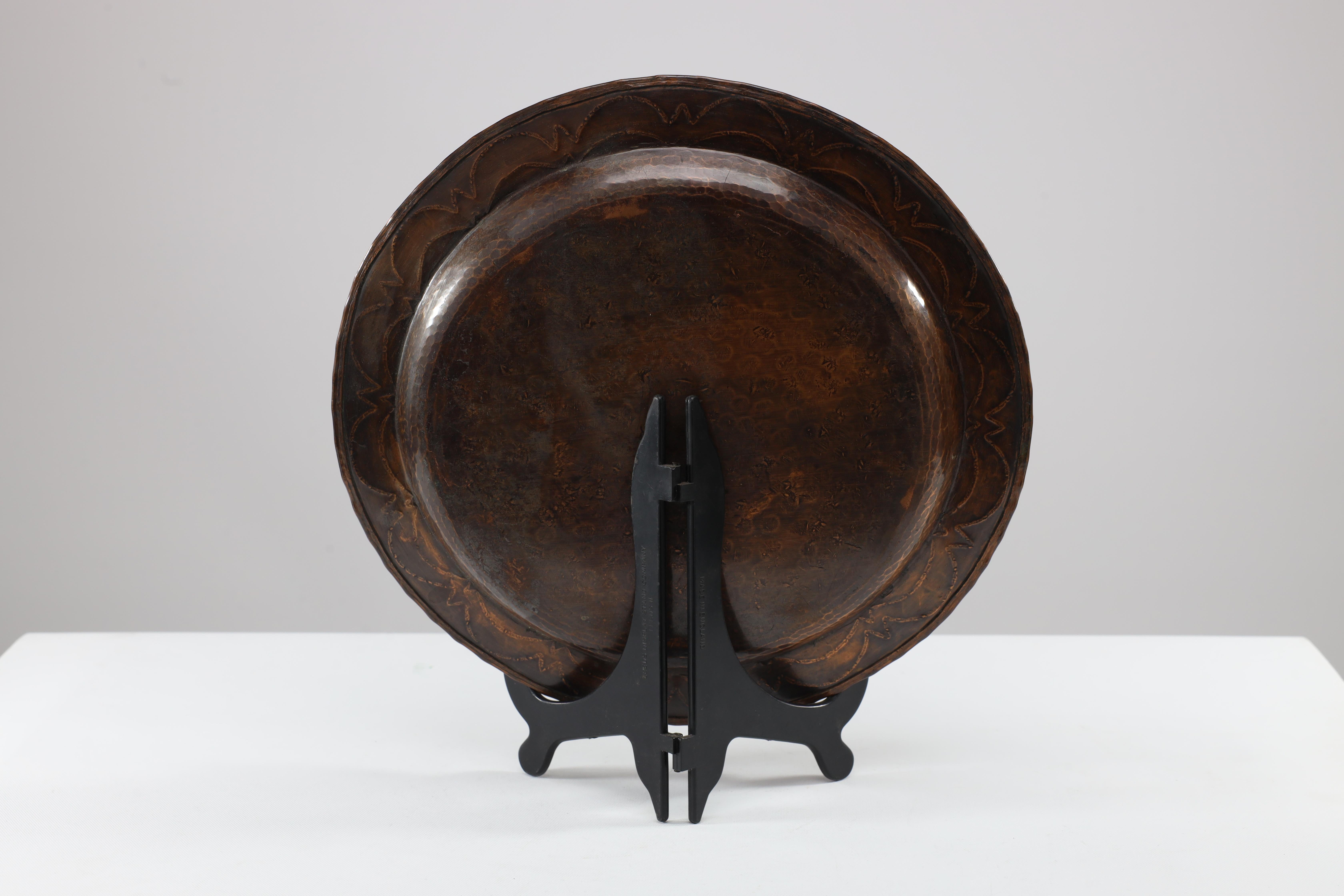 Hugh Wallis. An Arts & Crafts hand formed round copper plate In Good Condition For Sale In London, GB
