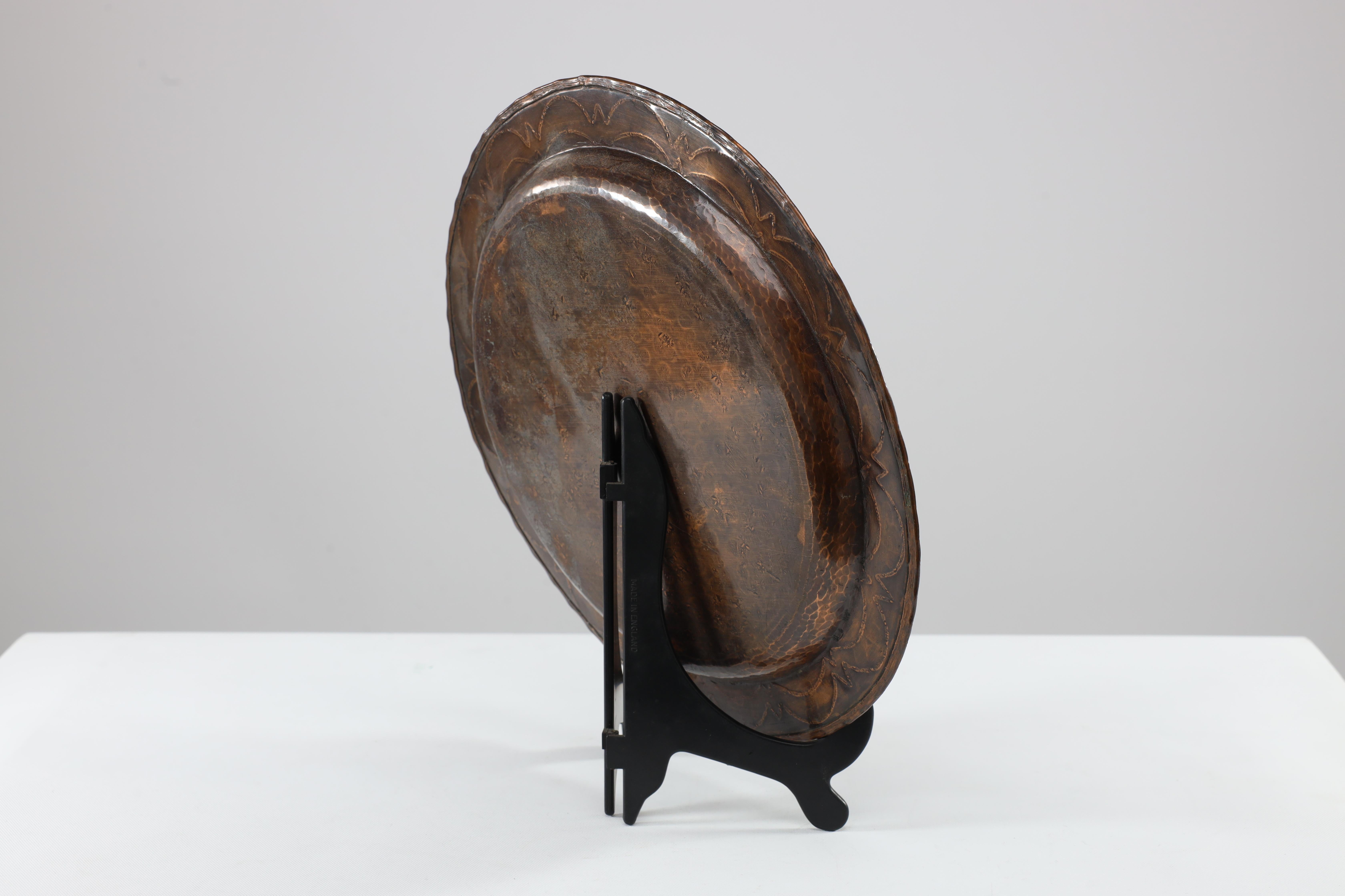 Début du 20ème siècle Hugh Wallis. Plaque ronde en cuivre, formée à la main, de style Copper Craft en vente