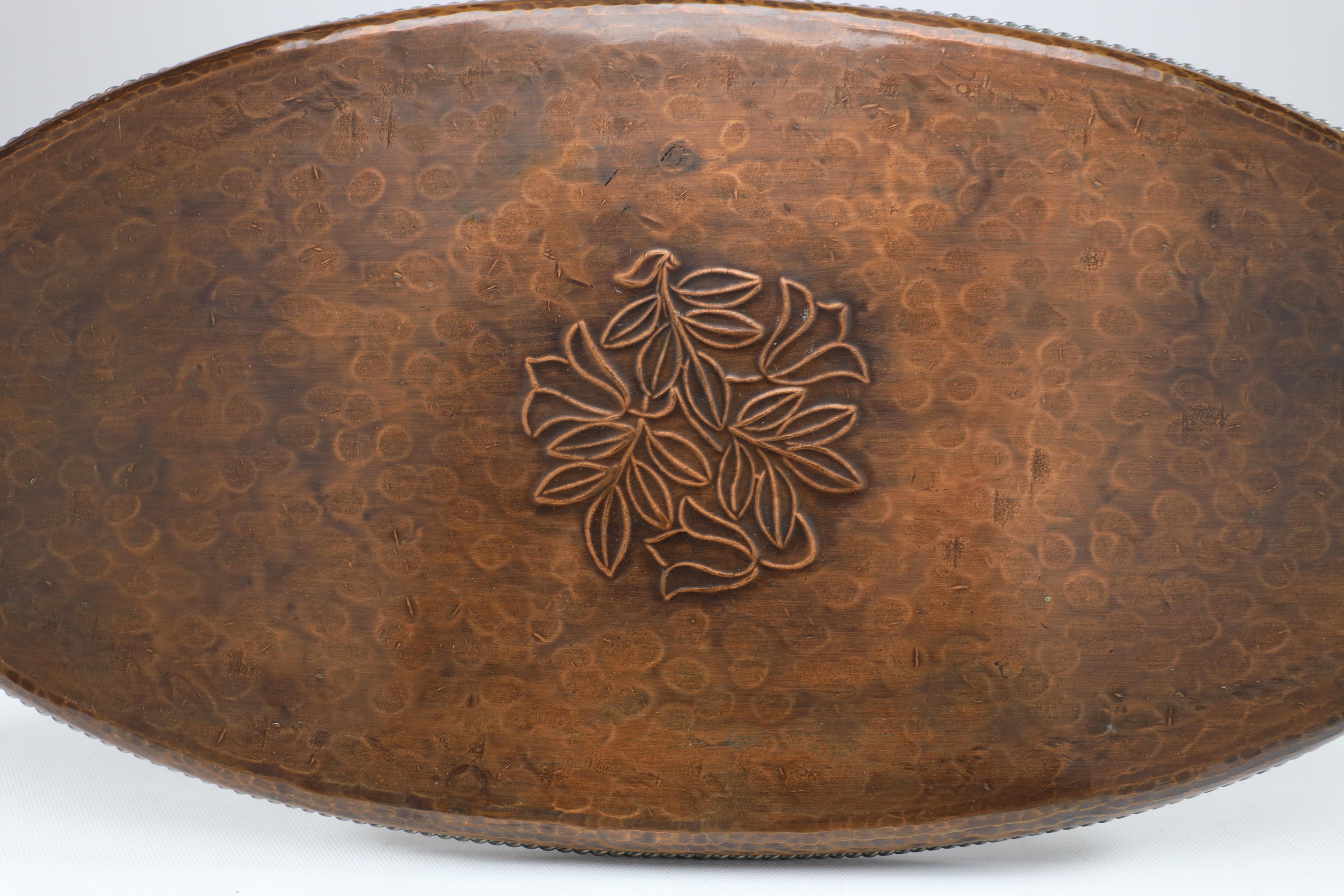Hugh Wallis. An Arts & Crafts oval copper tray with rope twist edge For Sale 4