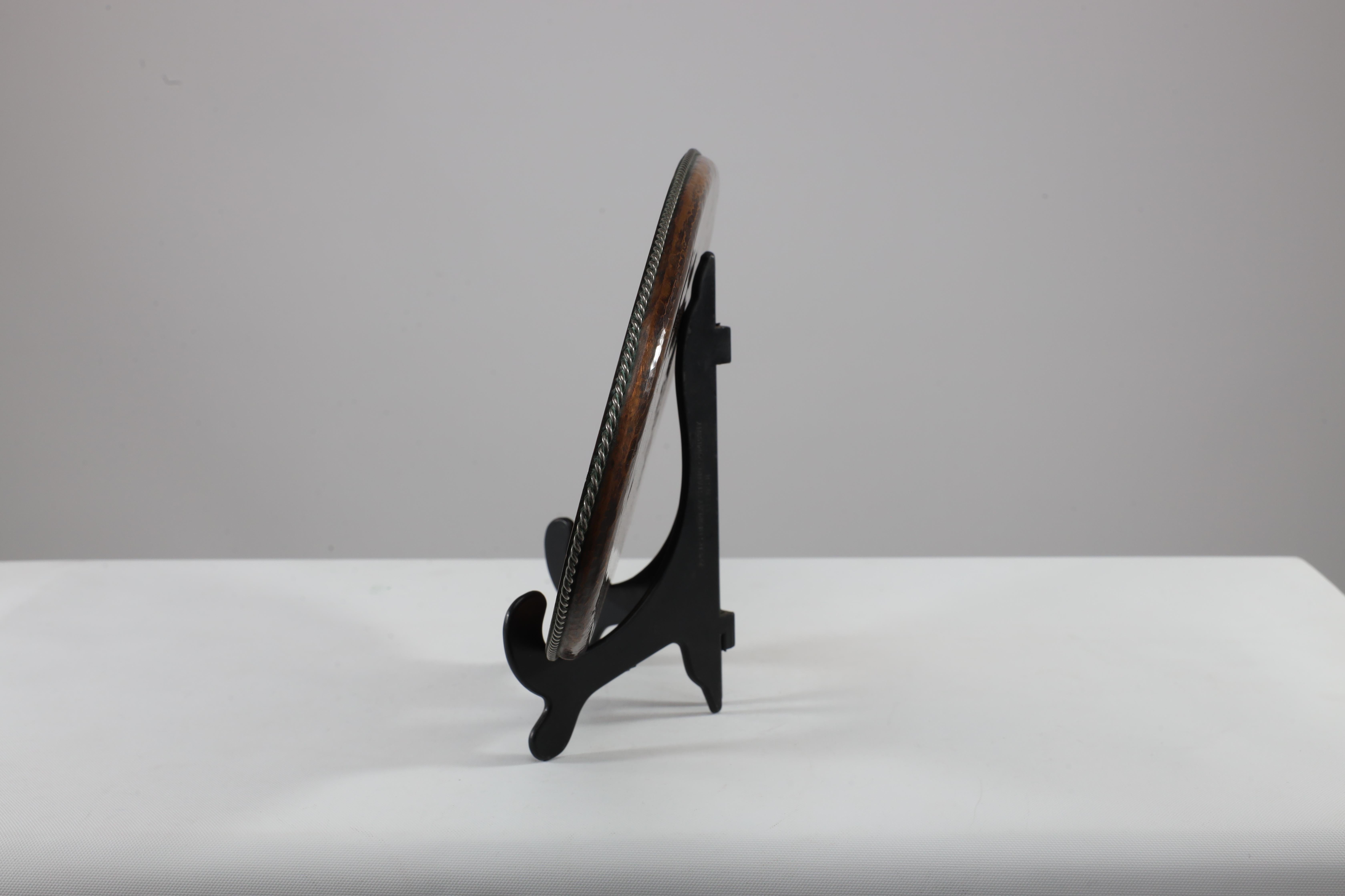 Hugh Wallis. Ovales Kupfertablett im Arts & Crafts-Stil mit gedrehtem Seilrand (Frühes 20. Jahrhundert) im Angebot