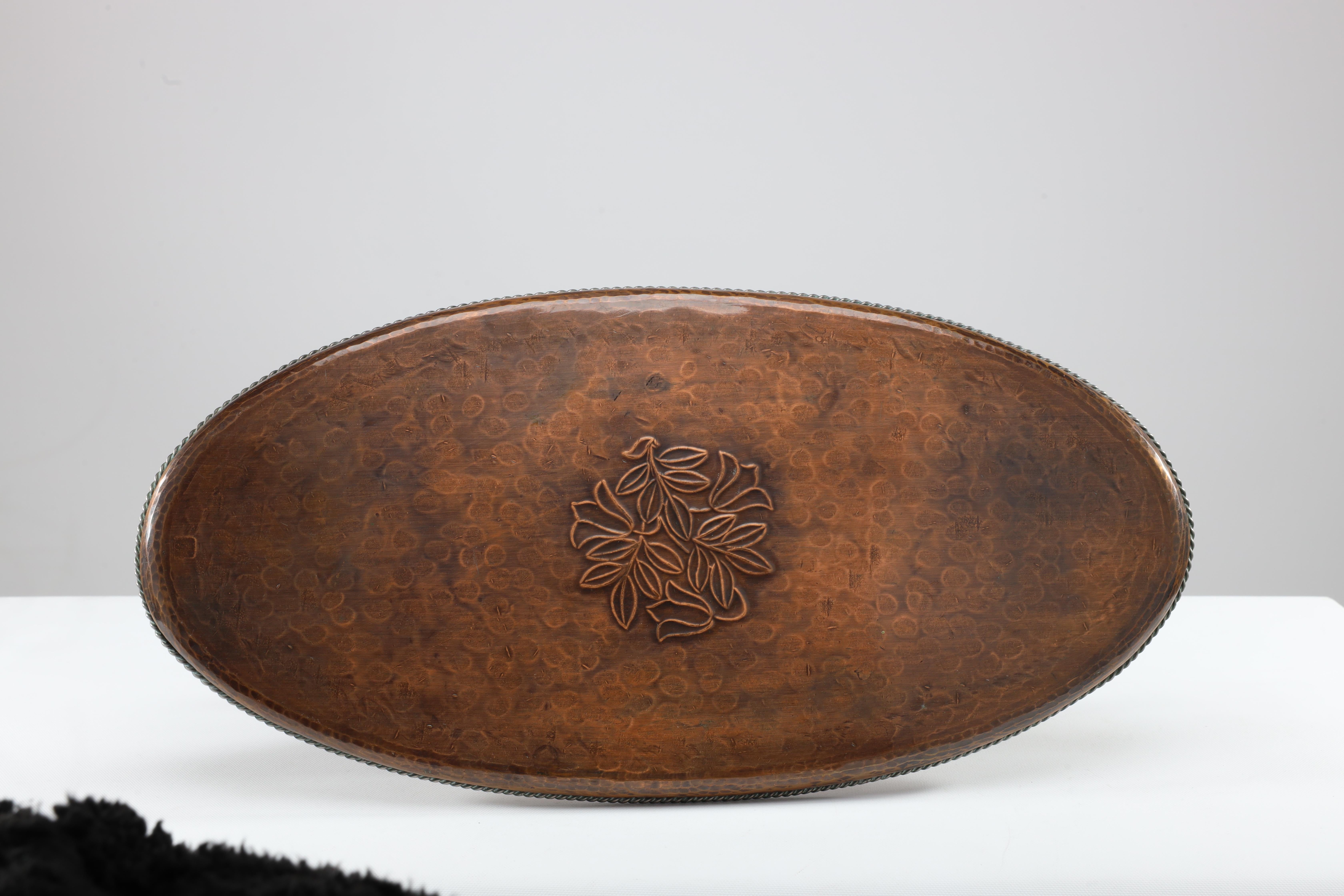 Hugh Wallis. An Arts & Crafts oval copper tray with rope twist edge For Sale 3