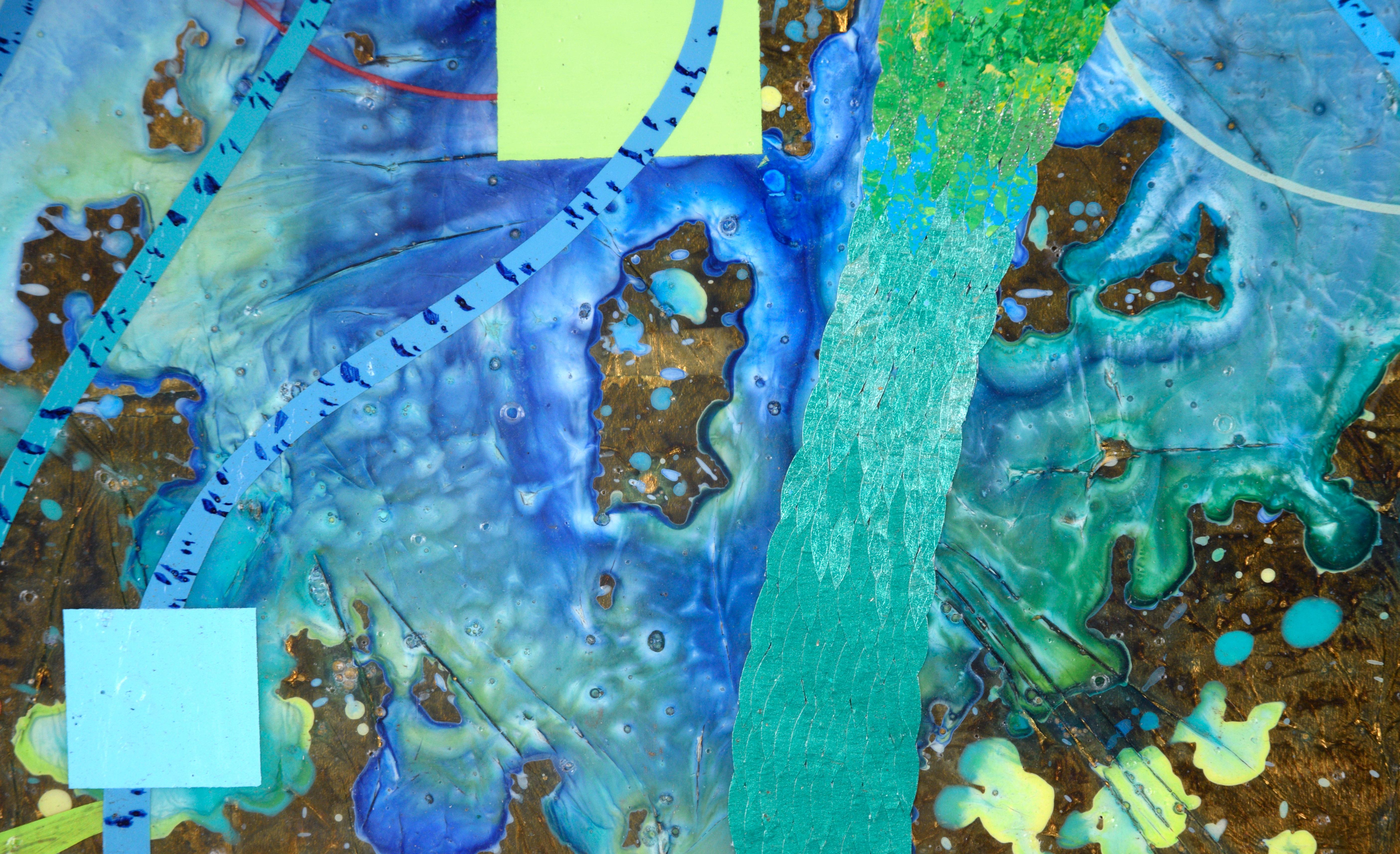 Paesaggio surrealista con oggetto piumato in acrilico, carta e foglia d'oro in vendita 3