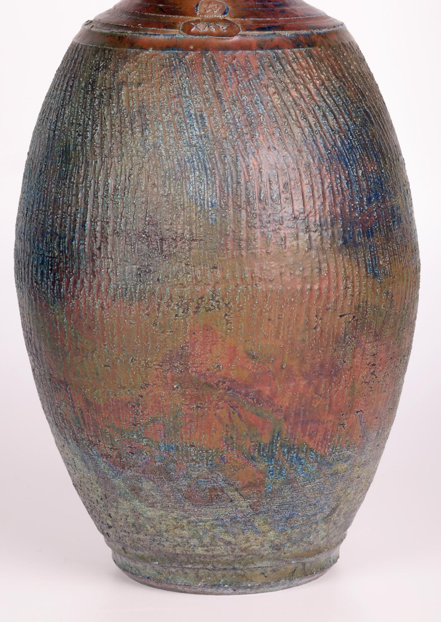 Anglais Hughes West - Vase Anniversaire Raku Glazed Studio Pottery  en vente