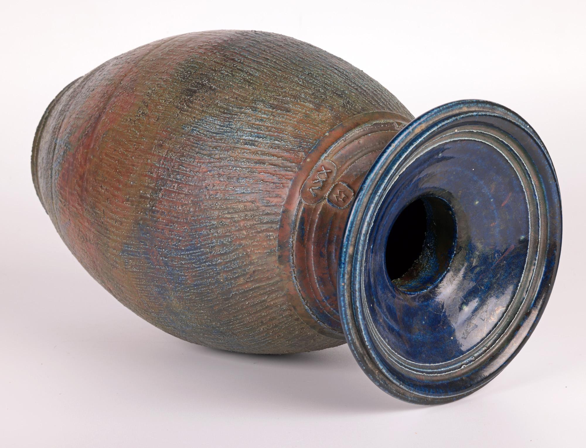 Fin du 20e siècle Hughes West - Vase Anniversaire Raku Glazed Studio Pottery  en vente