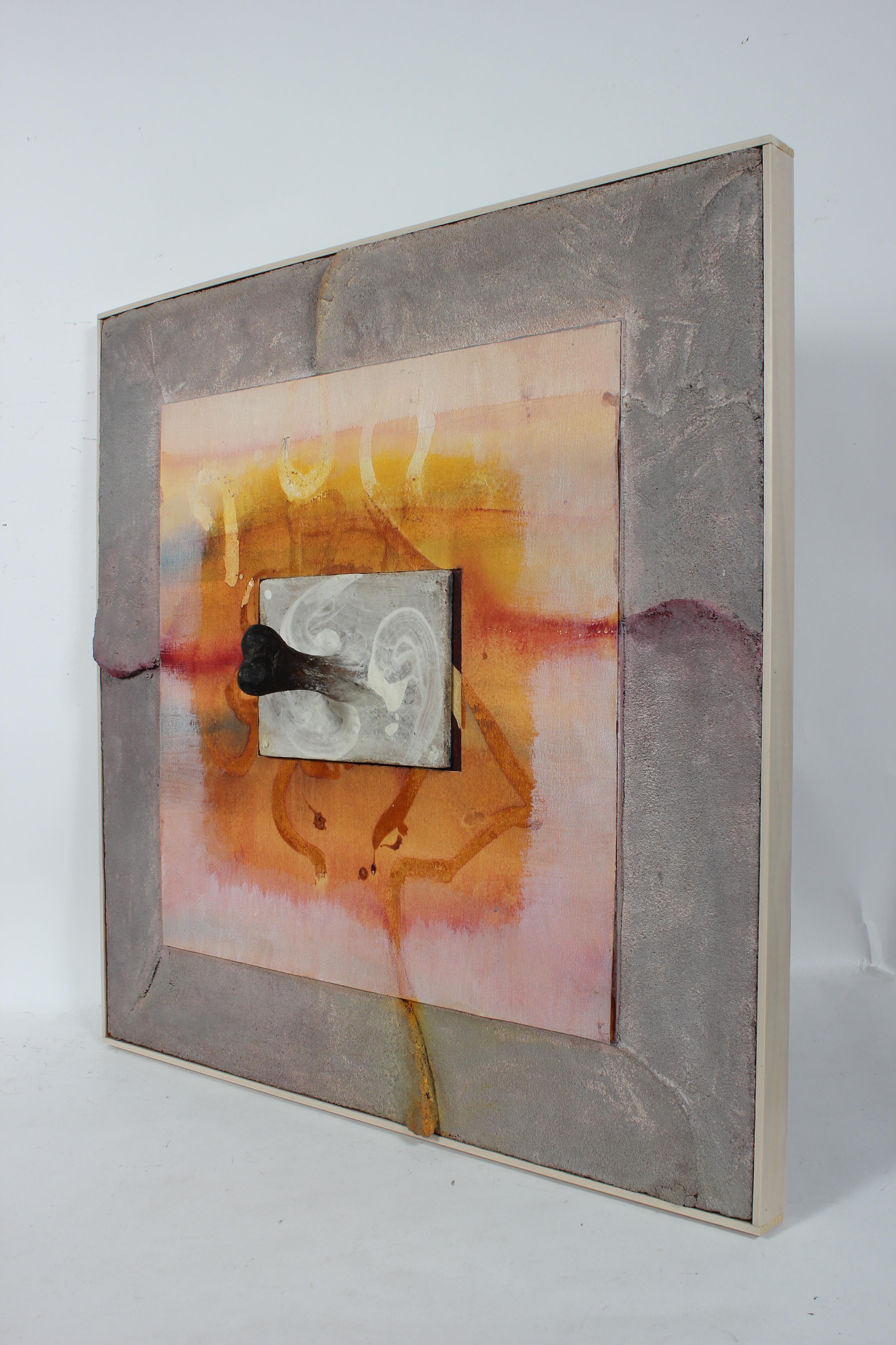Skulpturales Gemälde in blassrosa und zementfarbener Mischung aus verschiedenen Medien, um 1980 (Assemblage), Painting, von Hugh Wiley