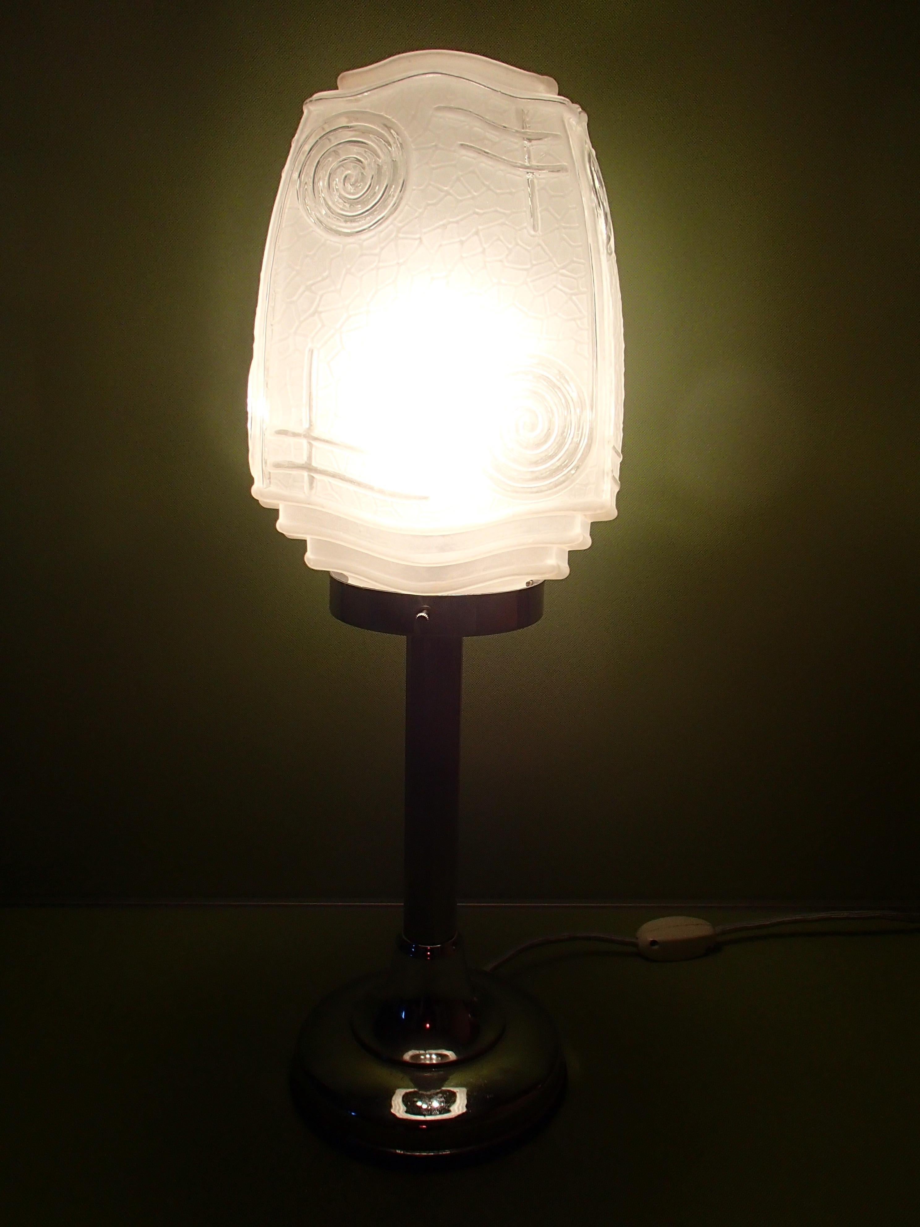 Hughe Art Deco Table Lamp Chrome and Geometrical Glass For Sale 7