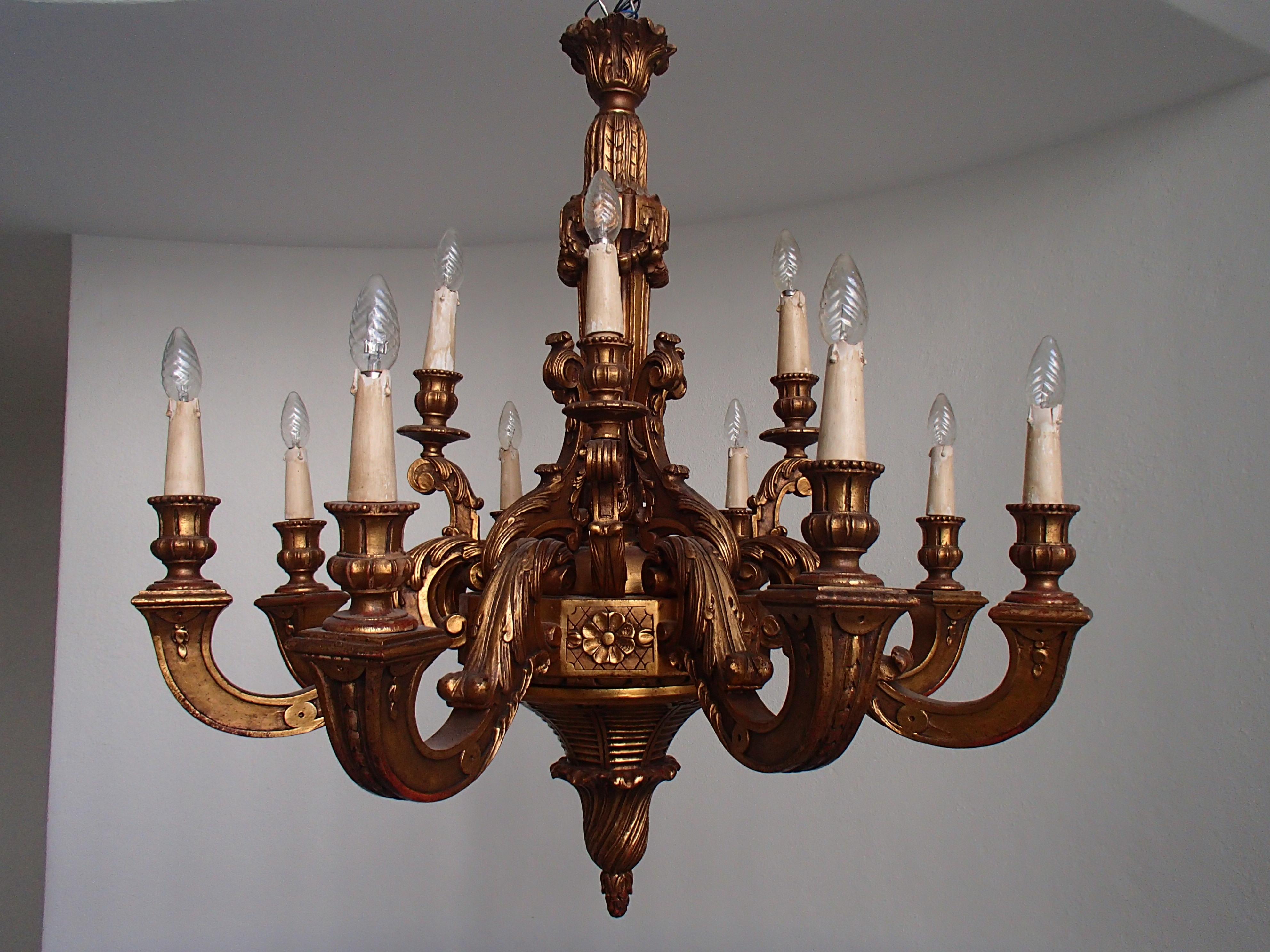 Hughe Renaissance - Chandlier à 12 lumières en bois plaqué or en vente 5