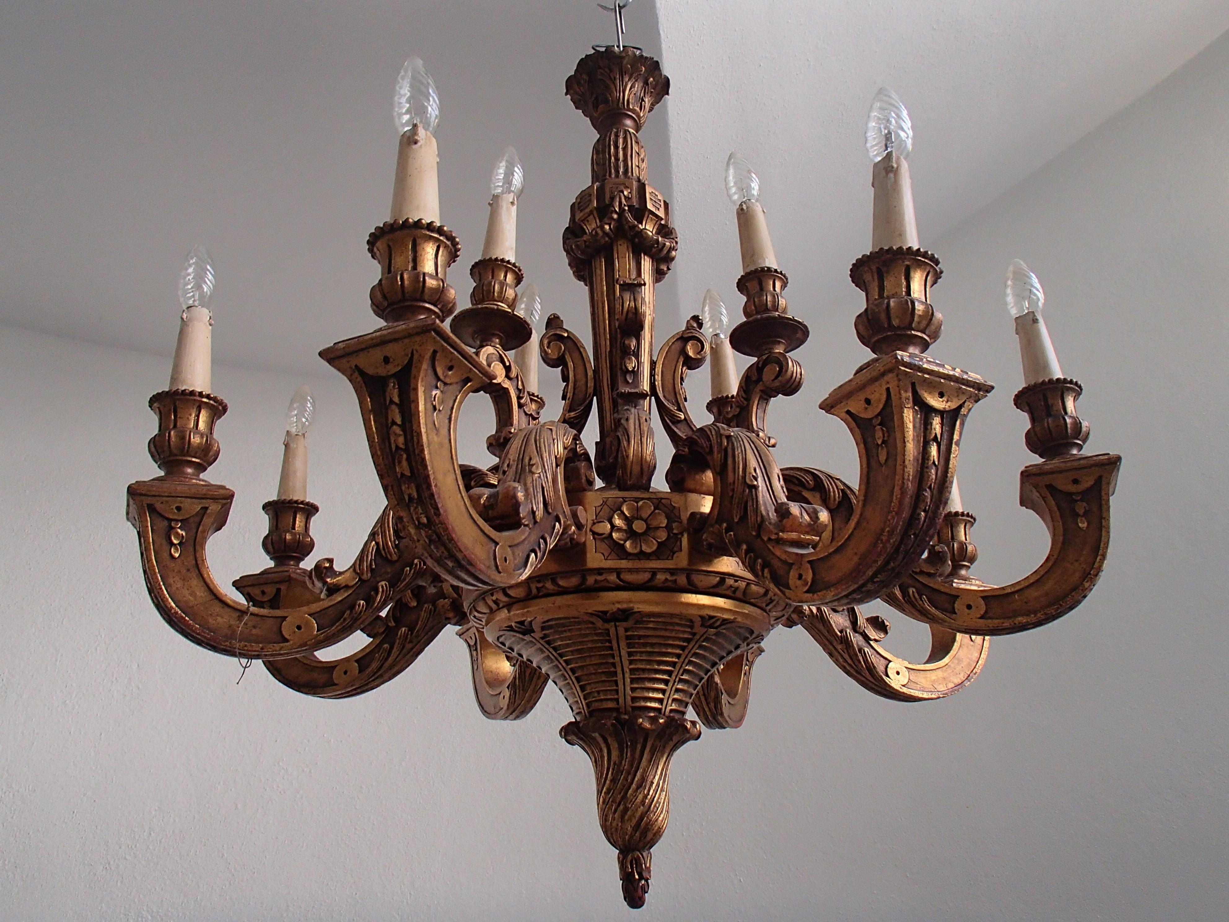 Hughe Renaissance 12-light chandlier wood gold-plated.