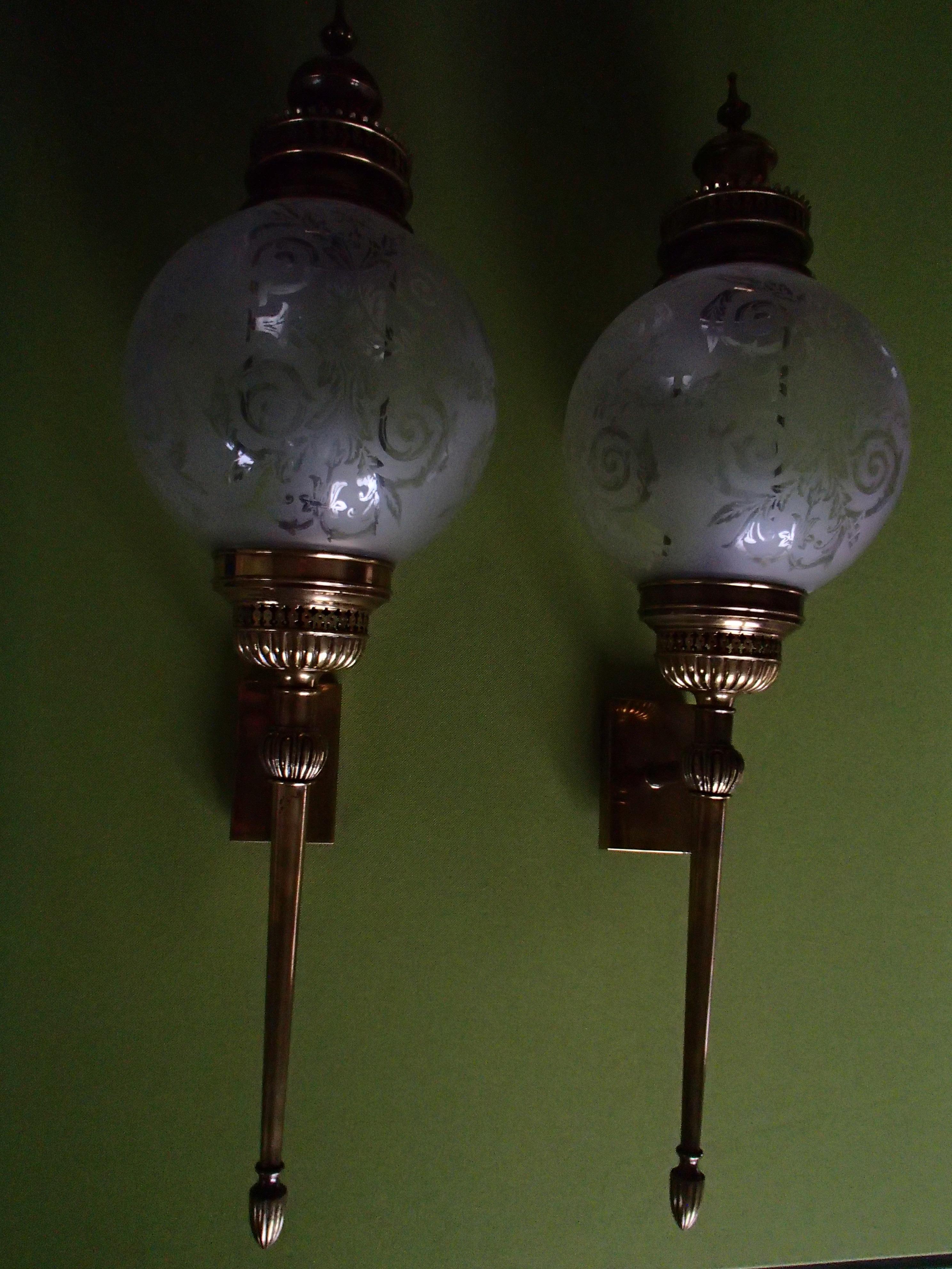 Hughe Wall Lights Scones Torches with Round Engraved Glass and Brass For Sale 7