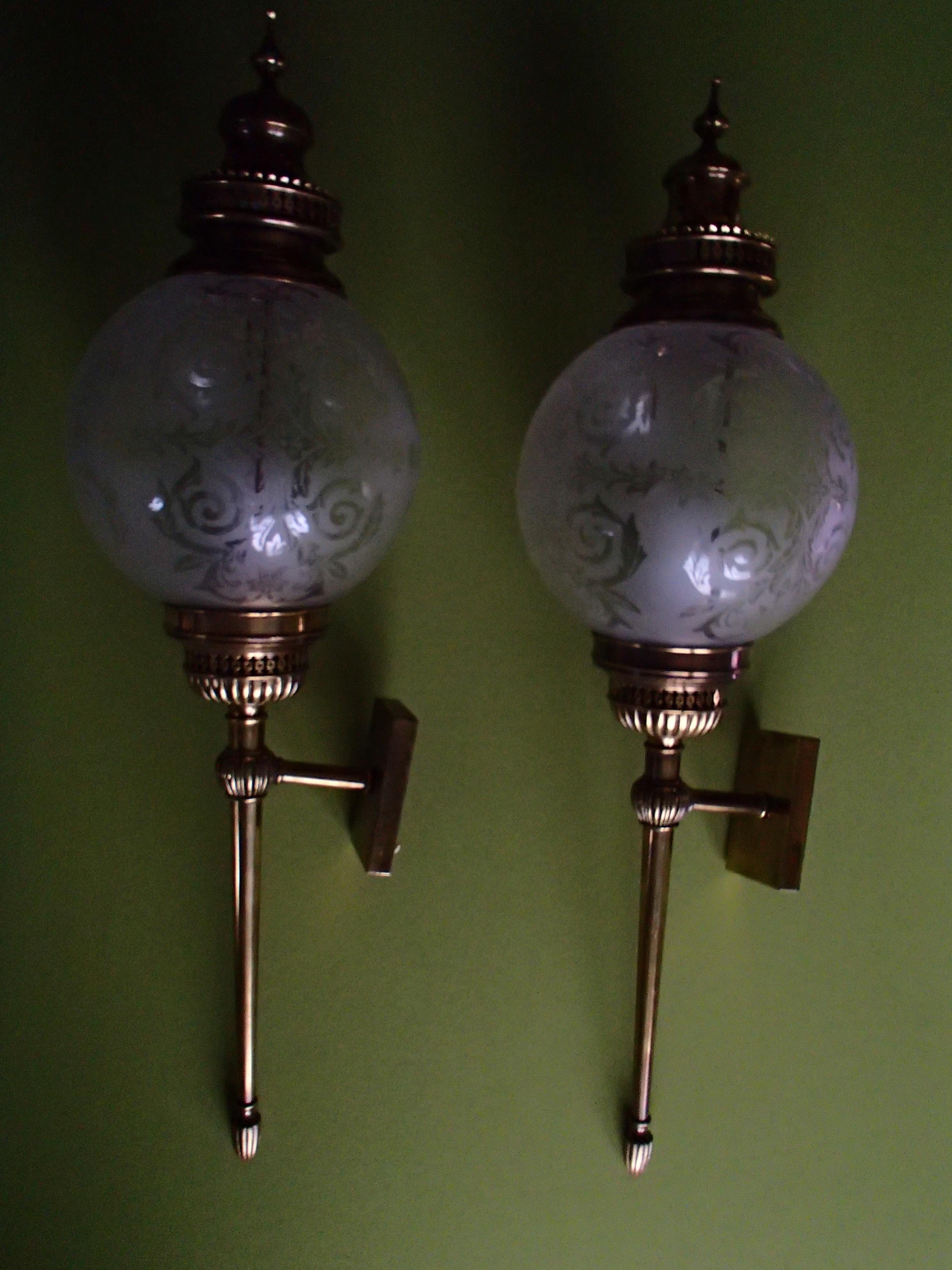 Hughe Wall Lights Scones Torches with Round Engraved Glass and Brass For Sale 8