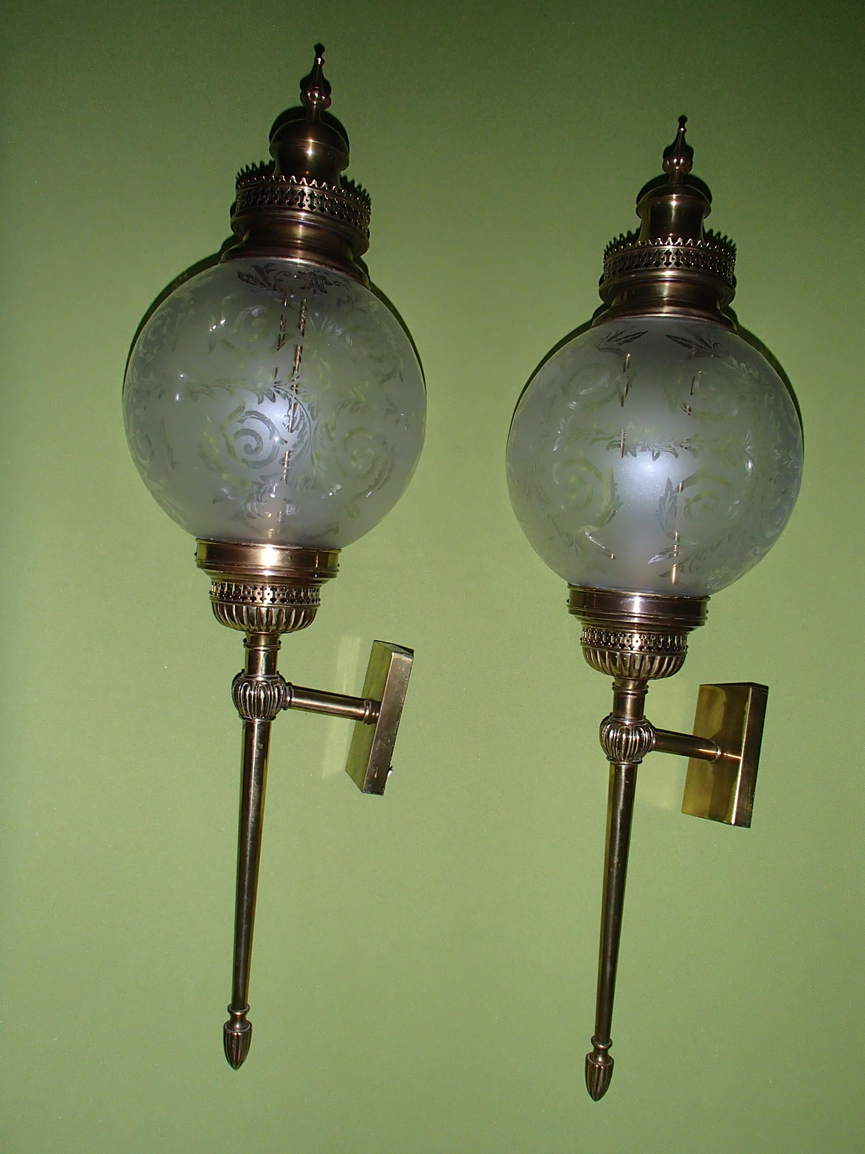 Hughe Wall Lights Scones Torches with Round Engraved Glass and Brass For Sale 9