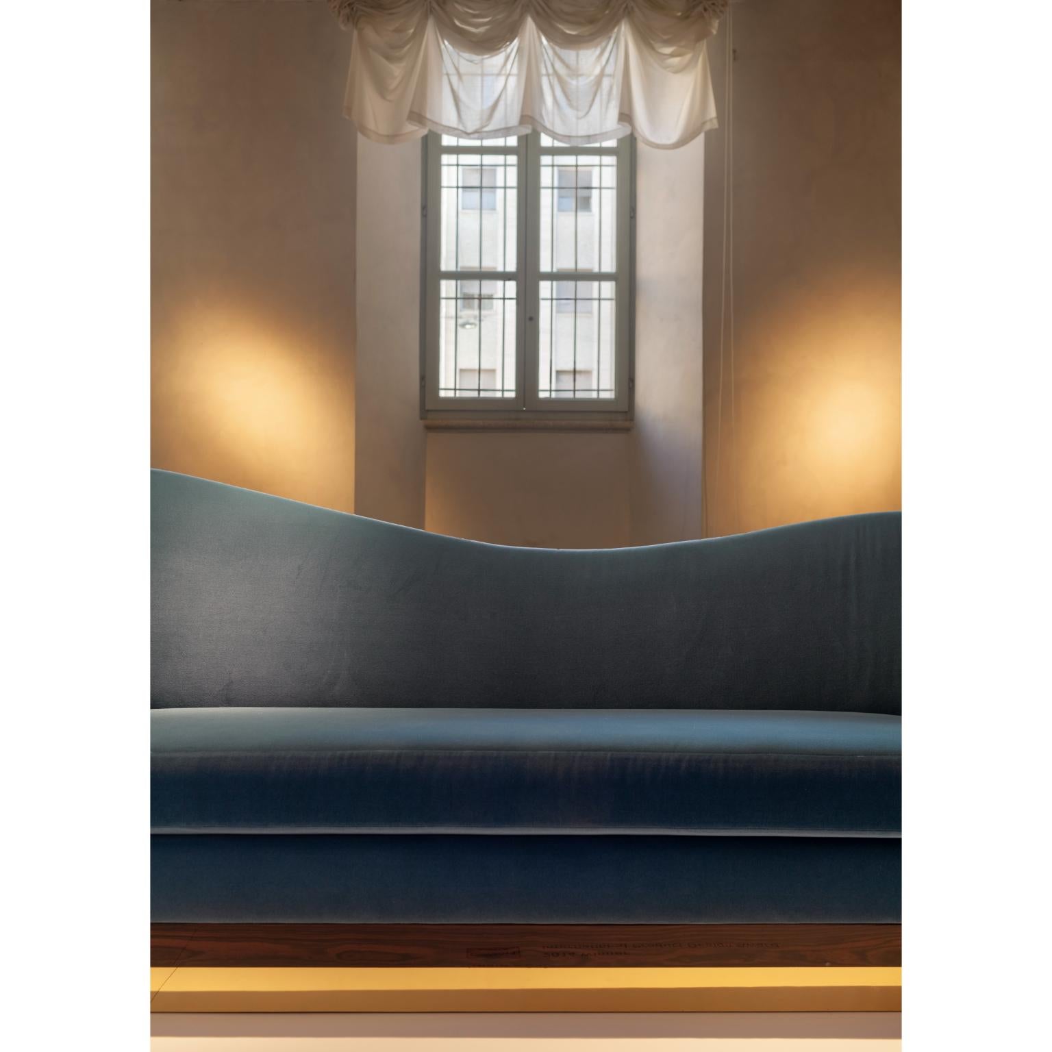 Hughes 240 Sofa von Munna
Abmessungen: T 95 x B 240 x H 95 cm. SH: 44 cm.
MATERIALIEN: Holz, Schaumstoff, Messing und Polstermöbel.
Ausführung: Polsterung aus Baumwollsamt, oberer Sockel aus glänzendem Ebenholzfurnier und unterer Sockel aus