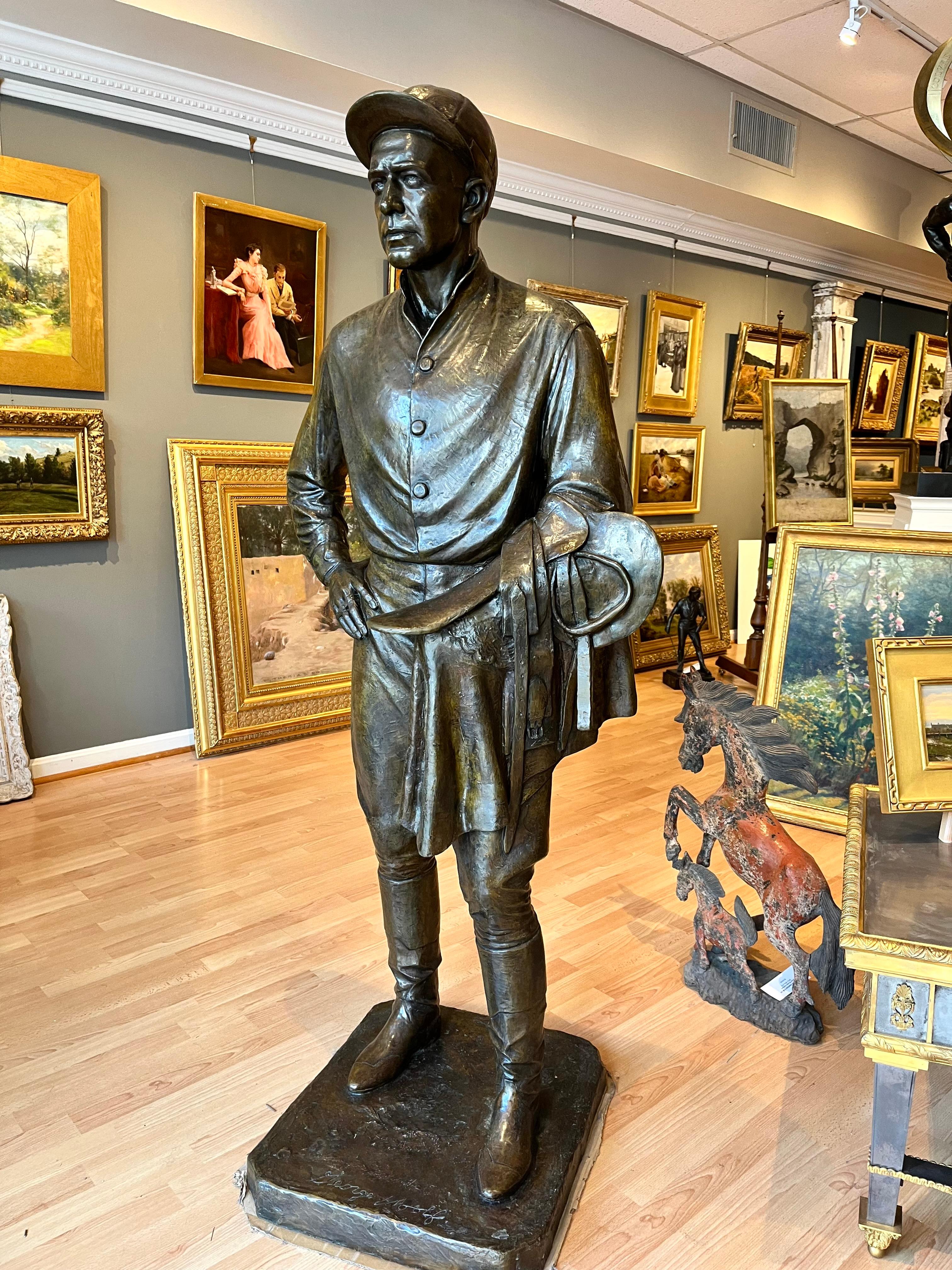 Hughlette Wheeler Figurative Sculpture – Skulptur von George Woolf, Jockey des Rennpferdes Seabiscuit