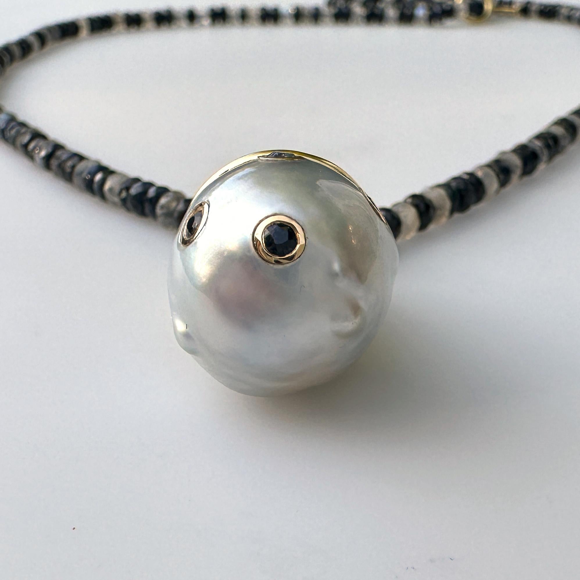 „Hugo“ 16,5 mm Silber Tahiti-Perle & Saphir-Fob in 18K Gold auf Saphir-Kette 6