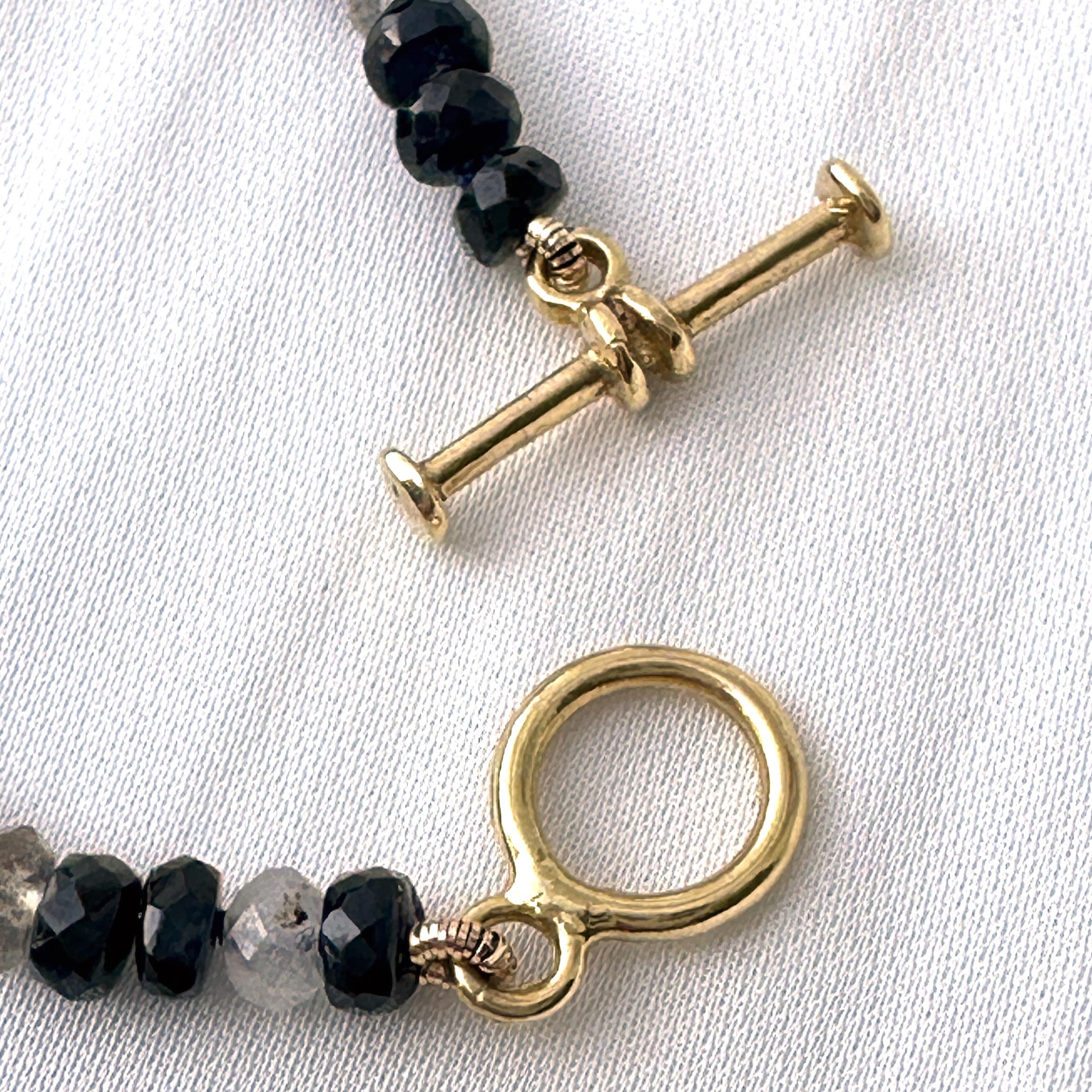 „Hugo“ 16,5 mm Silber Tahiti-Perle & Saphir-Fob in 18K Gold auf Saphir-Kette 7