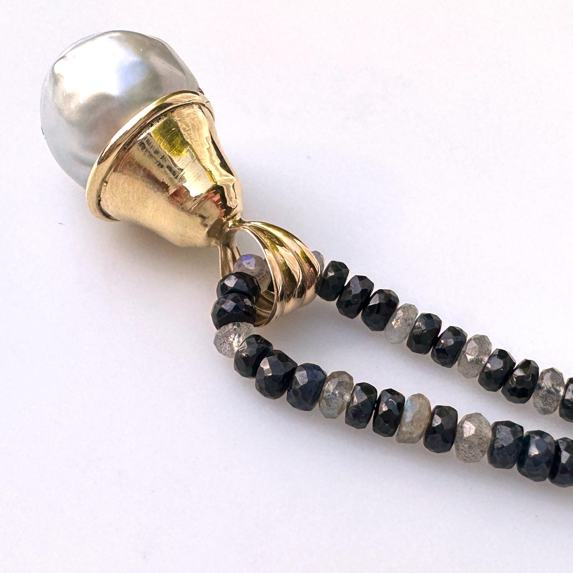 „Hugo“ 16,5 mm Silber Tahiti-Perle & Saphir-Fob in 18K Gold auf Saphir-Kette 8