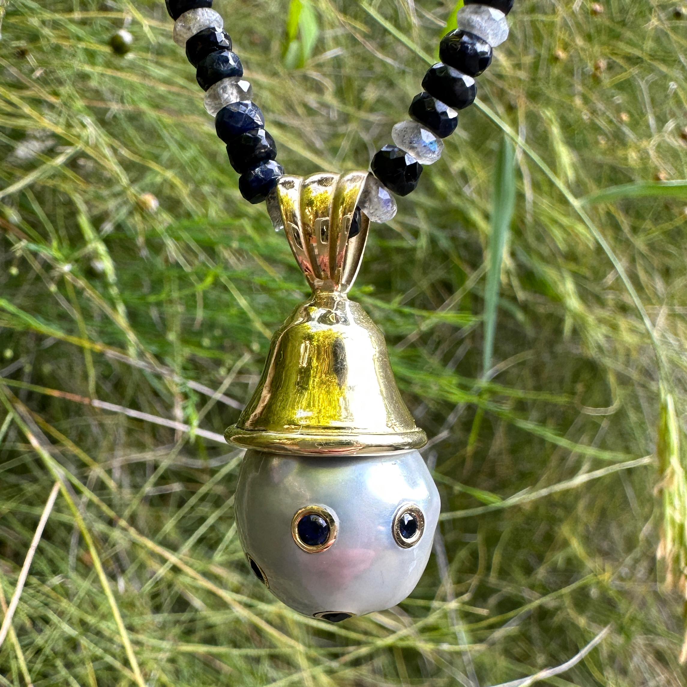 „Hugo“ 16,5 mm Silber Tahiti-Perle & Saphir-Fob in 18K Gold auf Saphir-Kette im Zustand „Neu“ in Sherman Oaks, CA