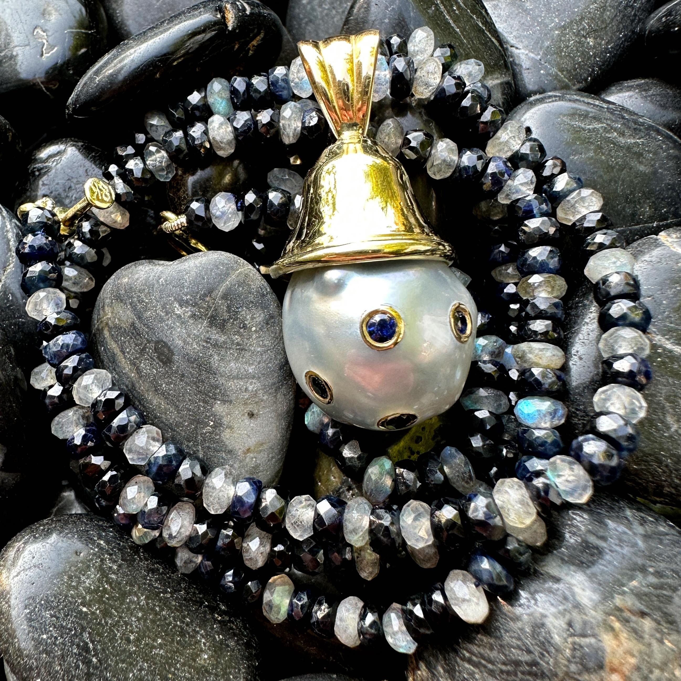 „Hugo“ 16,5 mm Silber Tahiti-Perle & Saphir-Fob in 18K Gold auf Saphir-Kette 3