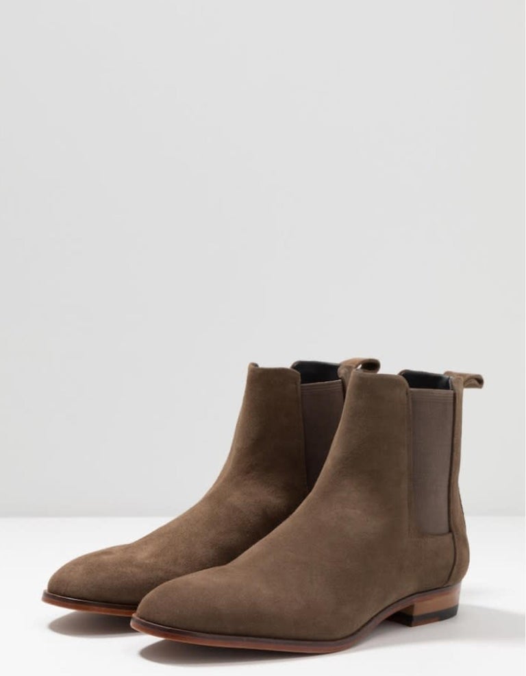 Hugo Boss Beige Ankle Boots (11 US) 

COLOR: Beige/Khaki
MATERIAL: Suede
ITEM CODE: 50411429
SIZE: 44 EU / 11 US
EST. RETAIL: $400
COMES WITH: Dust bag and box
CONDITION: Brand new

Made in Vietnam