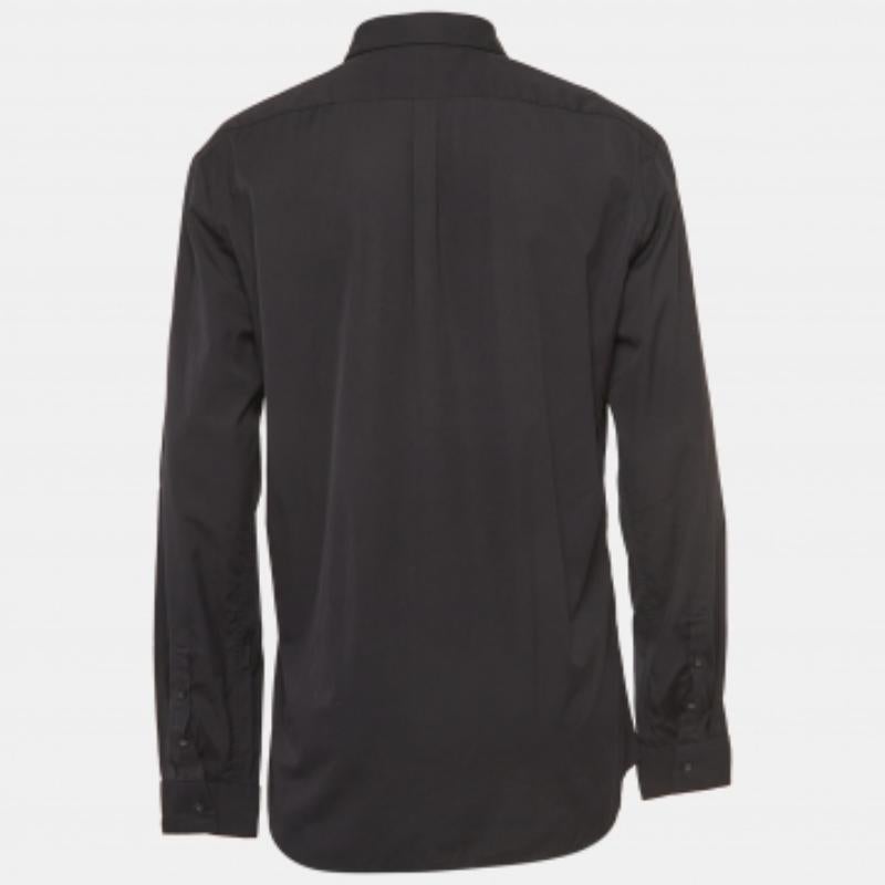 Les chemises sont un élément indispensable de la garde-robe, c'est pourquoi cette marque vous propose une création à la fois polyvalente et élégante. Il a été confectionné à partir de matériaux de qualité dans une teinte polyvalente. La chemise est