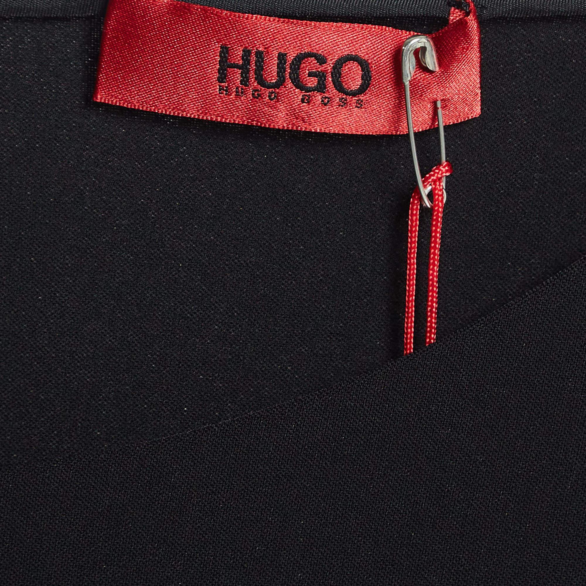 Hugo Boss Blusa negra de crepé de manga corta L en Bueno estado para la venta en Dubai, Al Qouz 2