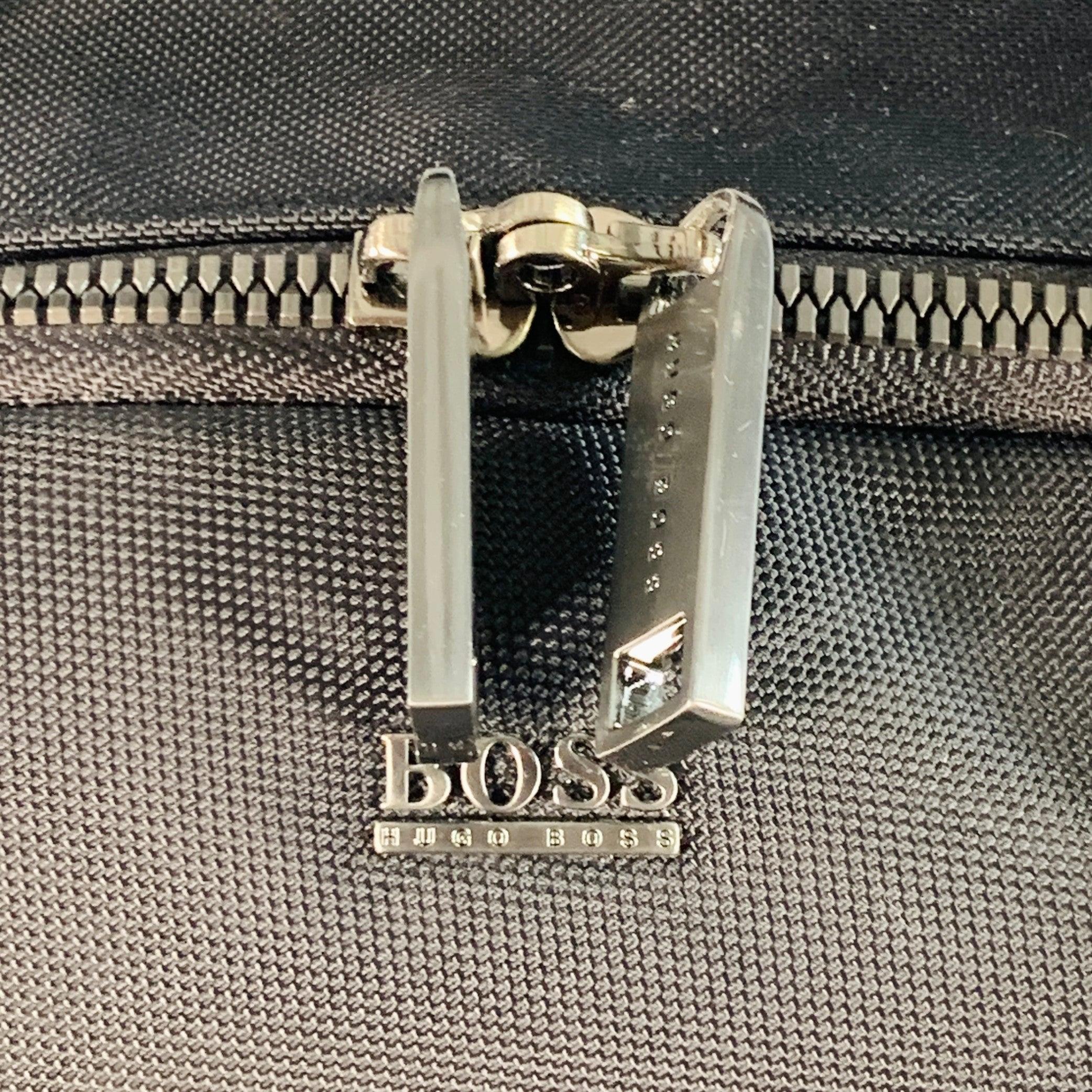 Mochila BOSS by HUGO BOSS
en nylon y piel negros, con ribetes de piel texturizada, múltiples bolsillos técnicos utilitarios y cierre de cremallera. Nuevo con etiquetas. 

Medidas: 
  Largo: 11 pulgadas Ancho: 6,25 pulgadas Alto: 16,25 pulgadas 
  
