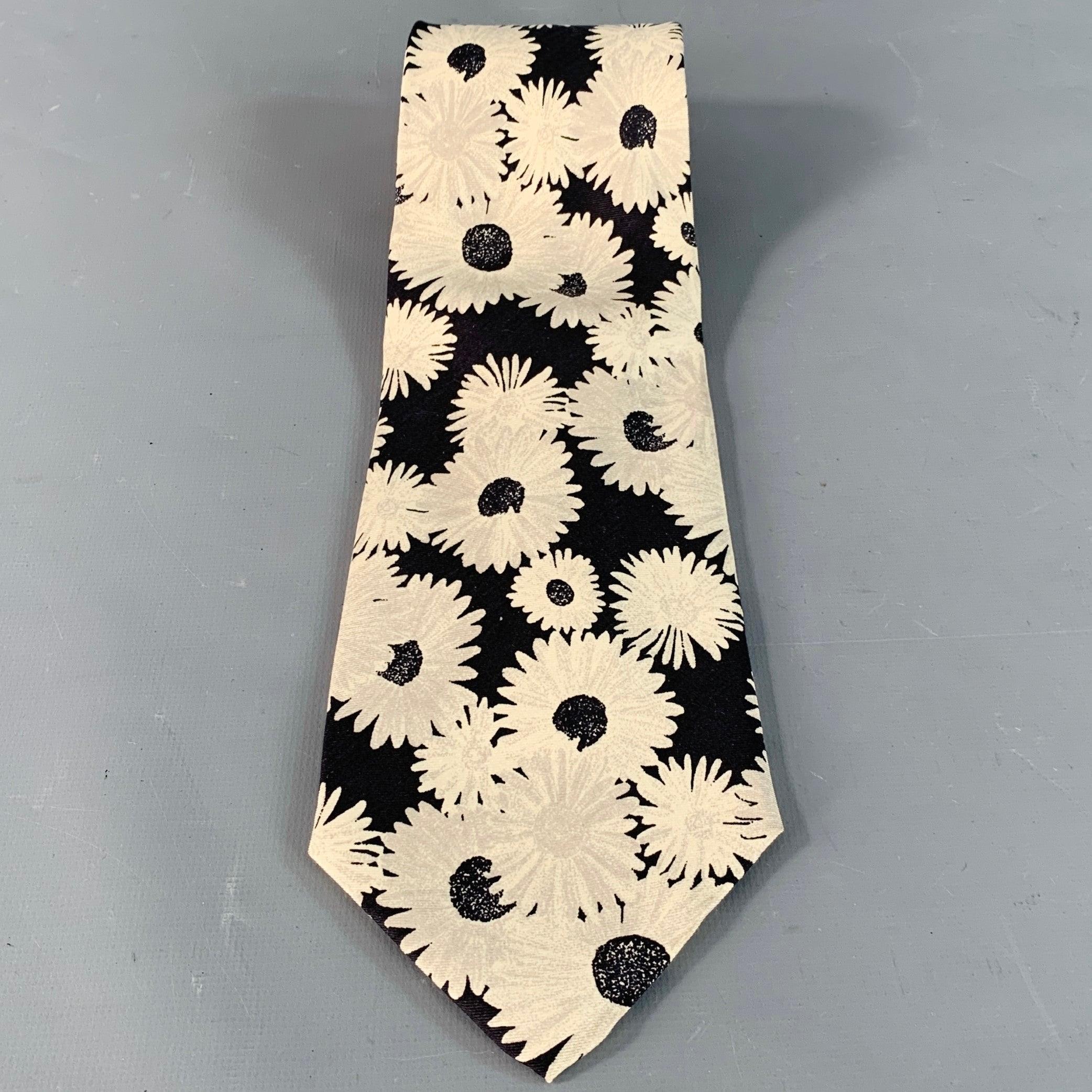 BOSS by HUGO BOSS
Cravate en soie noire et blanche à motif floral. Fabriqué en Italie.Très bon état d'usage.Largeur : 3.75 pouces Longueur : 59 pouces 
  
  
 
Référence Sui Generis : 140807
Catégorie : Cravate
Plus de détails
    
Marque :  HUGO