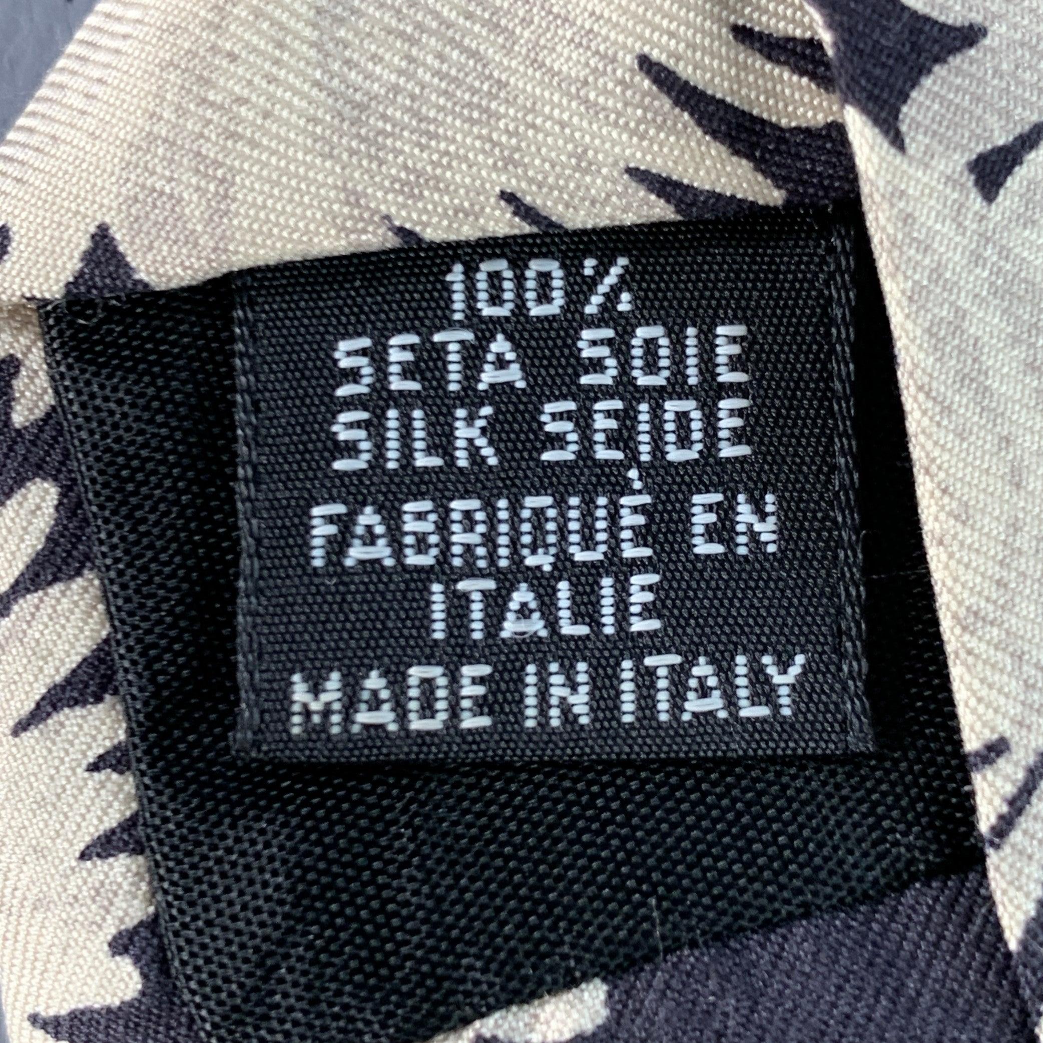Cravate en soie à fleurs noires et blanches HUGO BOSS Bon état - En vente à San Francisco, CA