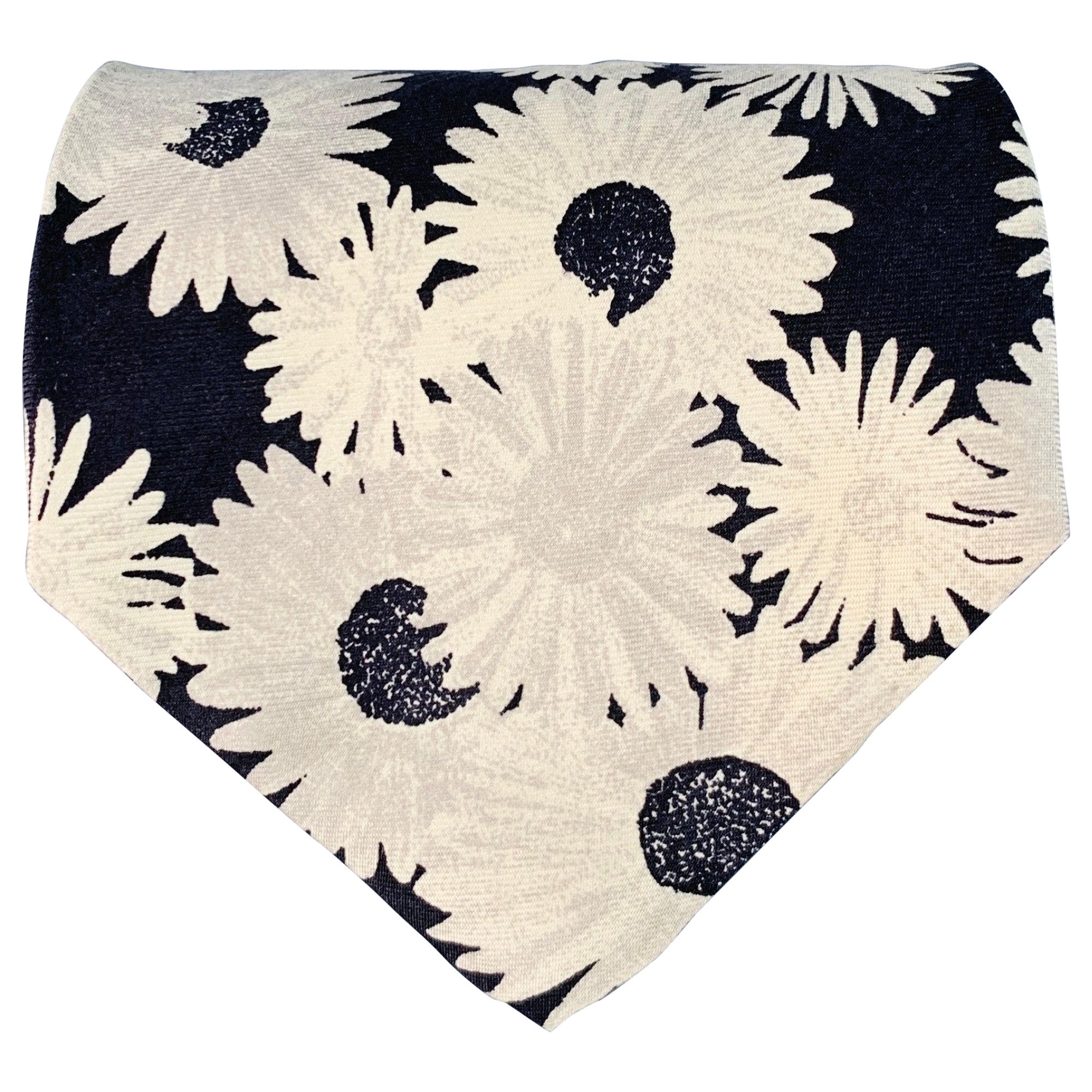 Cravate en soie à fleurs noires et blanches HUGO BOSS en vente