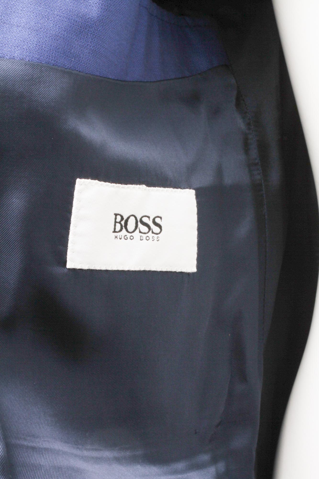HUGO BOSS, Mezcla de Seda y Lana, Azul Cobalto, Blazer de Dos Botones. Peso ligero, dos bolsillos en la cadera.

- PECHO: 42
- ABERTURA DEL DOBLADILLO: 42
- LONGITUD DE LA ESPALDA: 31
- DE HOMBRO A HOMBRO: 19,5
- MANGAS: 25