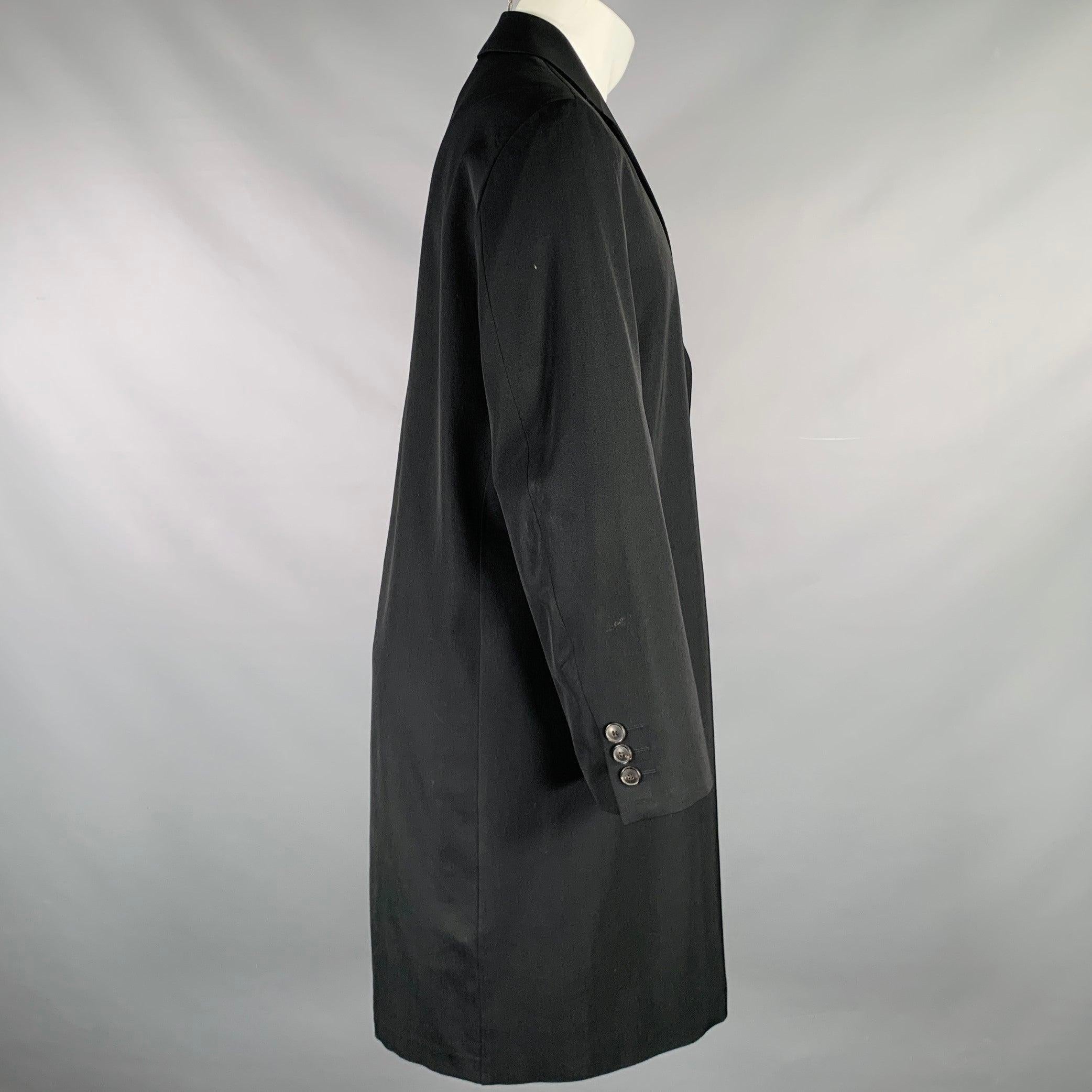 Cappotto Boss By Hugo Boss
in un
in tessuto di lana vergine nero, stile monopetto, revers a lancia e chiusura con bottoni. Made in Slovenia.Ottime condizioni di usato. Lievi segni di usura. 

Contrassegnato:   38 R 

Misure: 
 
Spalla: 16,5 pollici