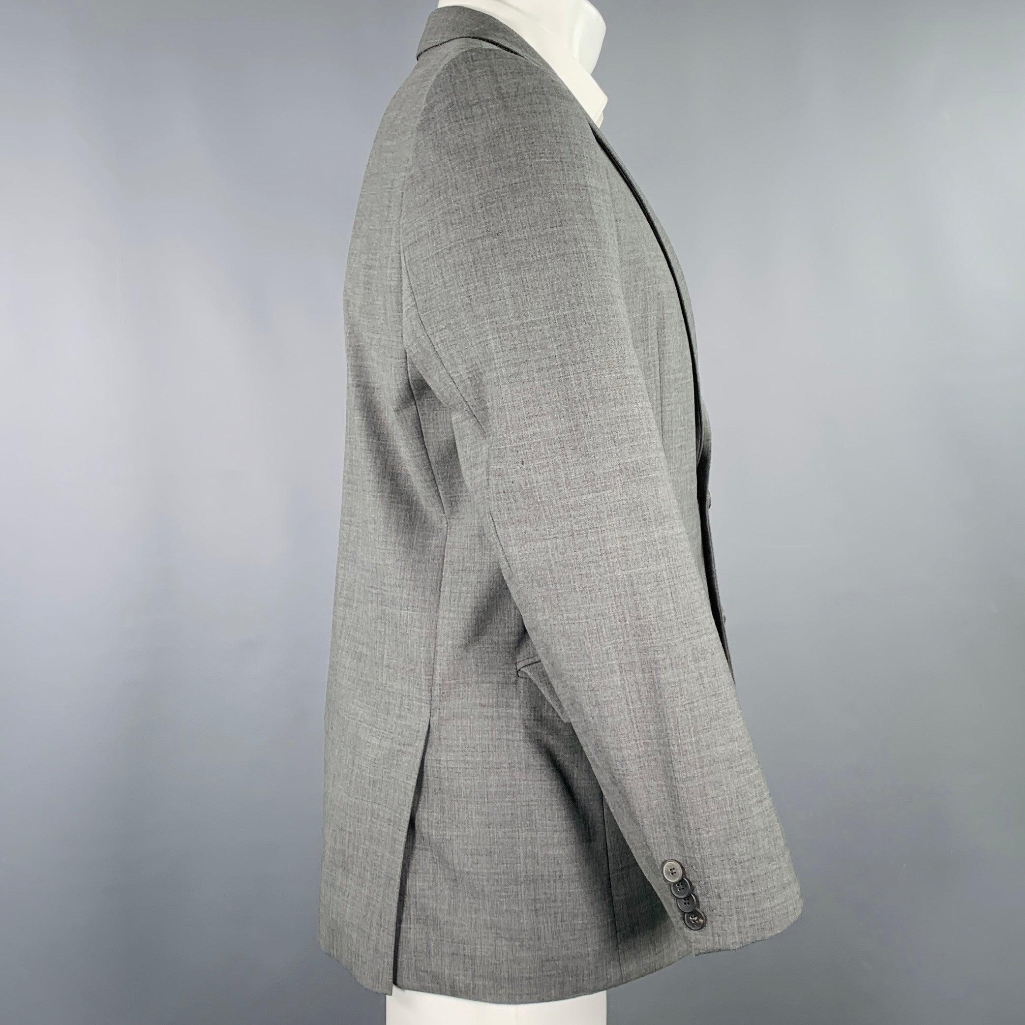 Cappotto sportivo HUGO by Boss Hugo
in tessuto misto lana vergine elasticizzata grigia, con rever a tacca, doppio spacco sul retro e chiusura a due bottoni.Eccellente condizione di usato. 

Contrassegnato:   IT 48C 

Misure: 
 
Spalla: 16,5 pollici