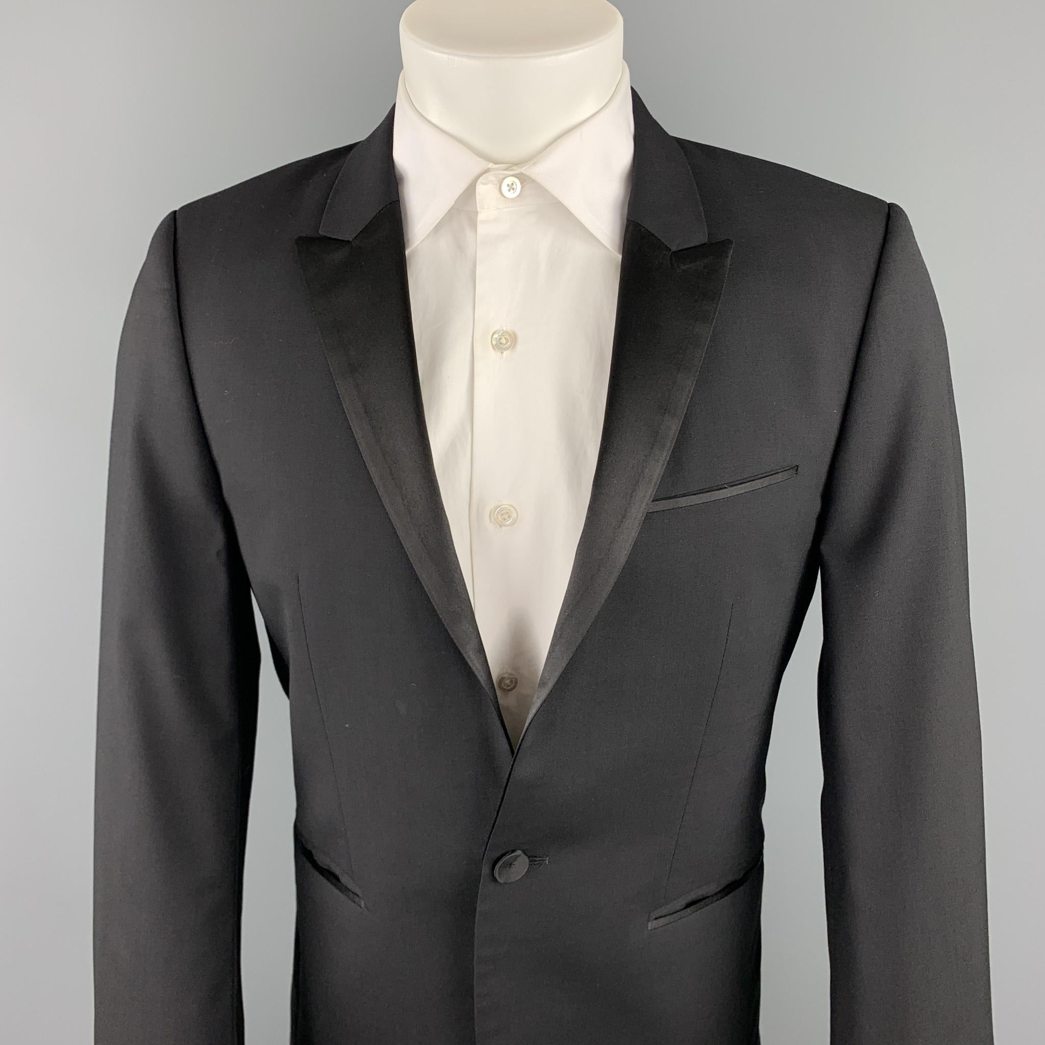 HUGO BOSS short suit comes in a black wool with a monogram liner and includes a single breasted, single button sport coat with a peak lapel and matching flat front trousers. 

Excellent Pre-Owned Condition.
Marked: 38