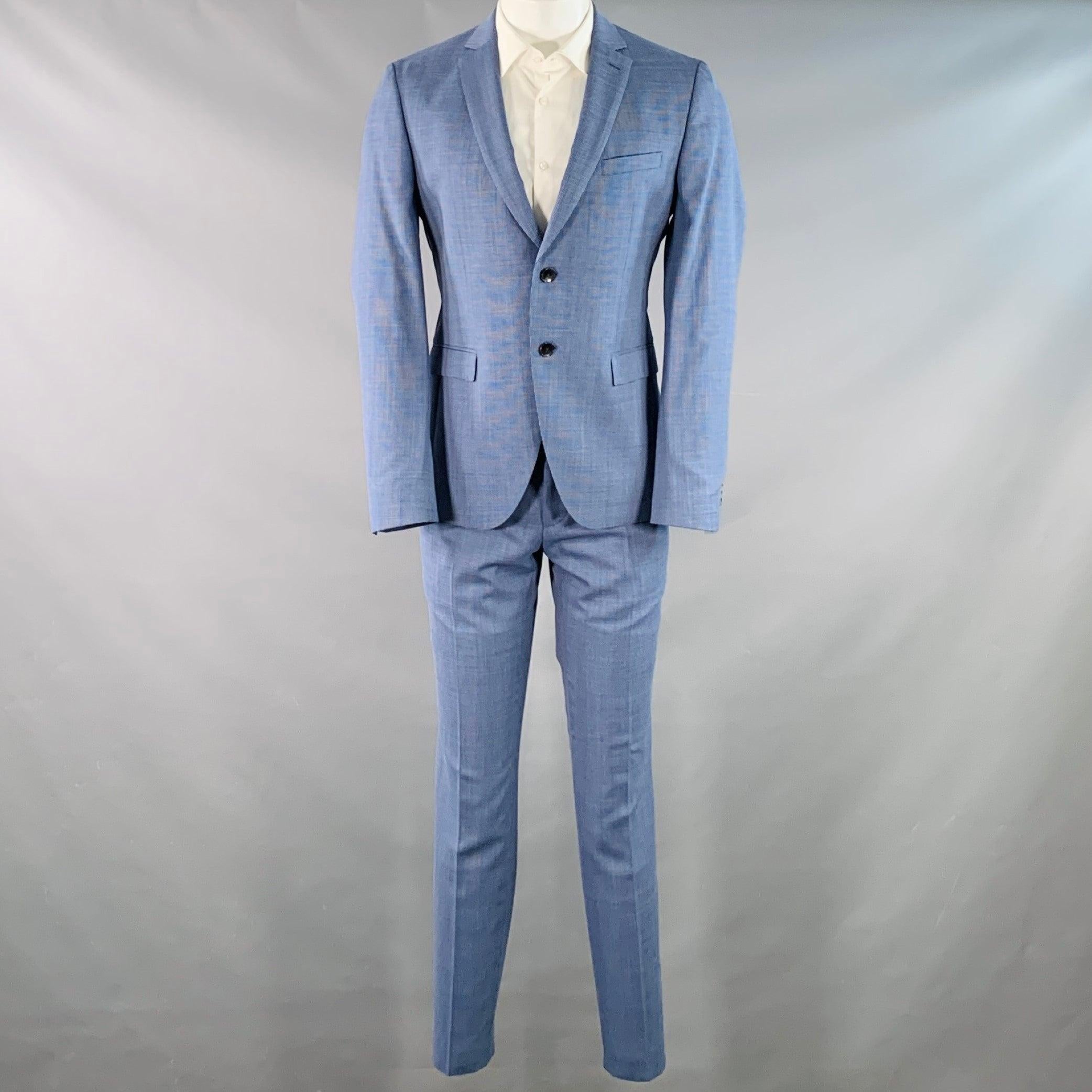 BOSS by HUGO BOSS Anzug
aus blauer Schurwolle mit Hahnentrittmuster und vollem Futter, bestehend aus einem einreihigen Sportmantel mit doppeltem Knopf, Revers mit Kerbe und passender Hose mit flacher Vorderseite, in sehr gutem, gebrauchtem Zustand.