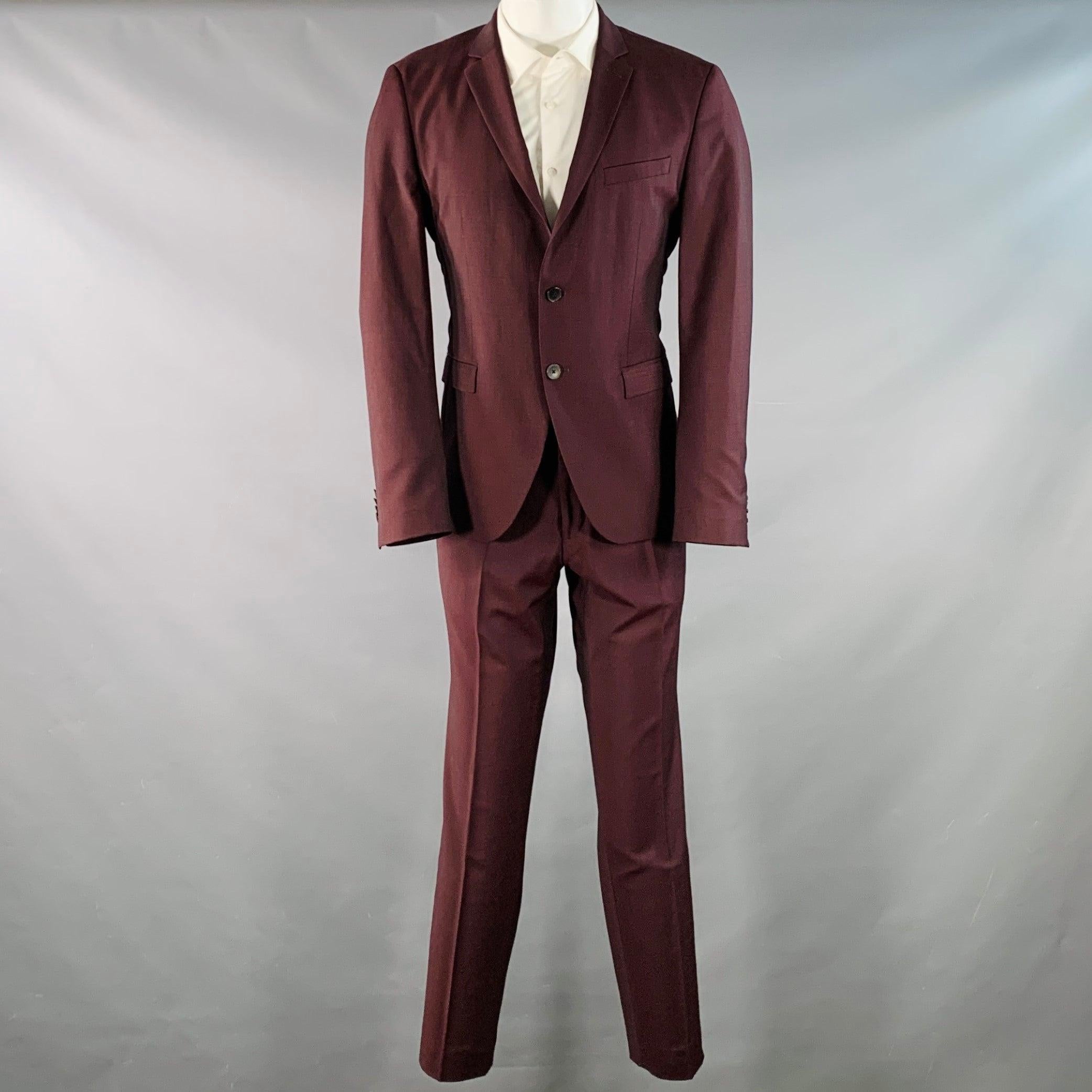 BOSS by HUGO BOSS Anzug
aus bordeauxfarbenem Schurwoll-Mohair-Gewebe mit vollem Innenfutter, bestehend aus einem einreihigen Sportmantel mit doppelter Knopfleiste, Revers mit Kerbe und passender Hose mit flacher Vorderseite. 

Markiert:   40