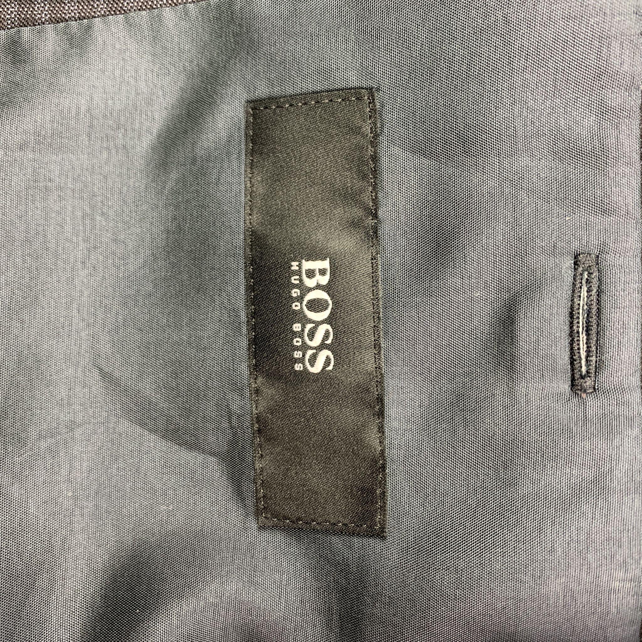 HUGO BOSS Size 40 Plaid Navy Wool 34 x 31 Notch Lapel Suit In Excellent Condition In San Francisco, CA