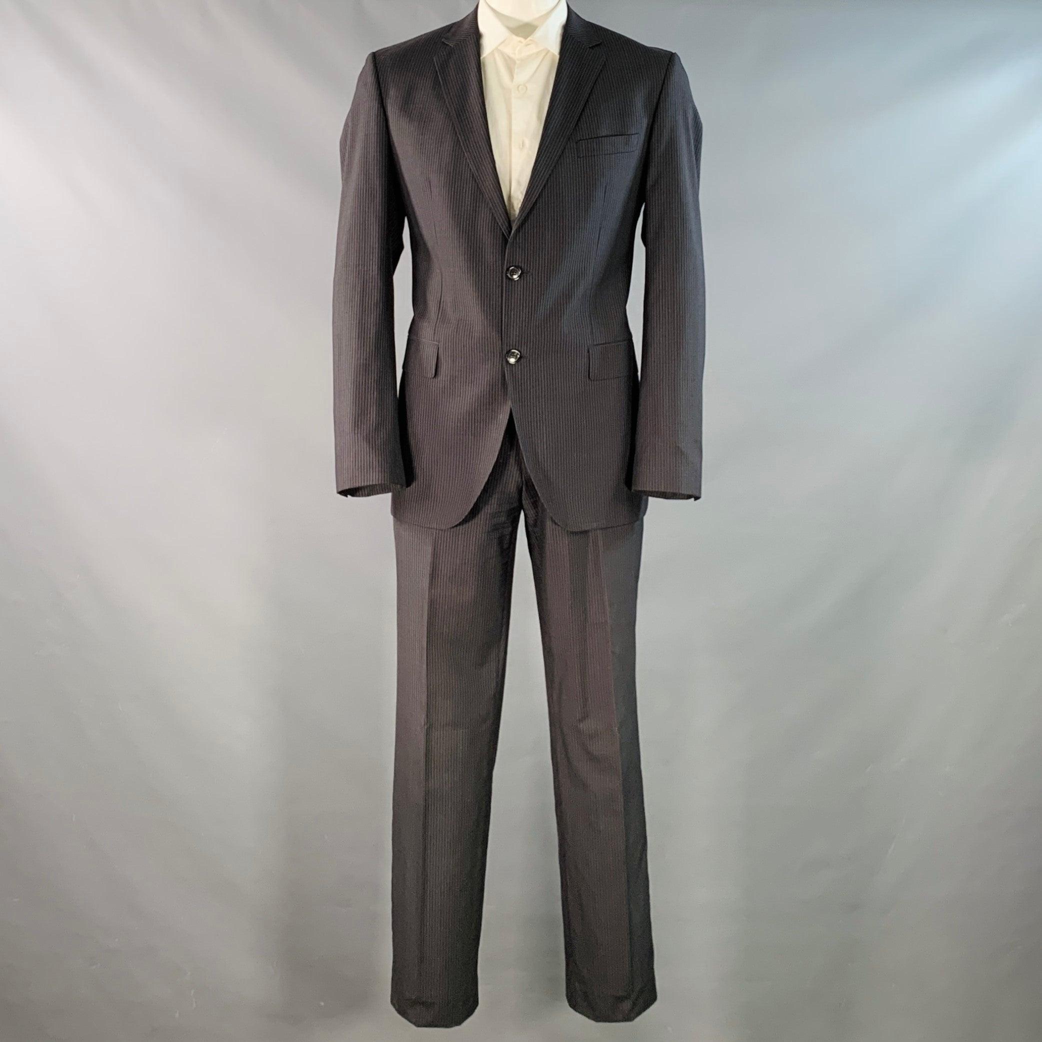 Traje BOSS by HUGO BOSS de seda de lana virgen a rayas en negro y gris marengo, con forro integral, que incluye un abrigo sport de botonadura sencilla y doble botonadura con solapa de muesca y unos pantalones delanteros planos a juego. Hecho en