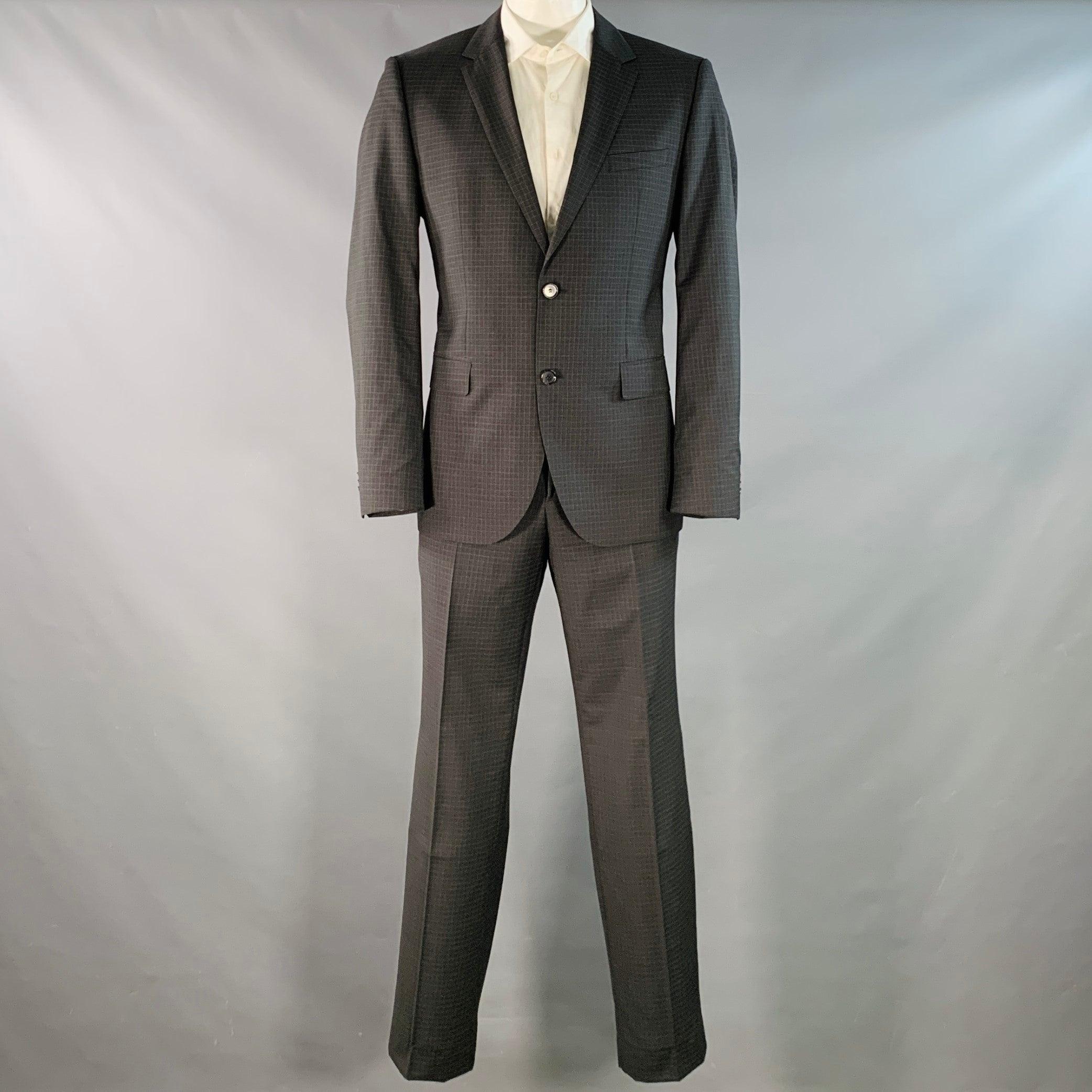 Traje BOSS by HUGO BOSS de lana virgen gris y gris topo con forro completo, que incluye un abrigo sport de botonadura sencilla y doble botonadura, con solapa de muesca, y unos pantalones delanteros planos a juego.Estado de segunda mano muy bueno.