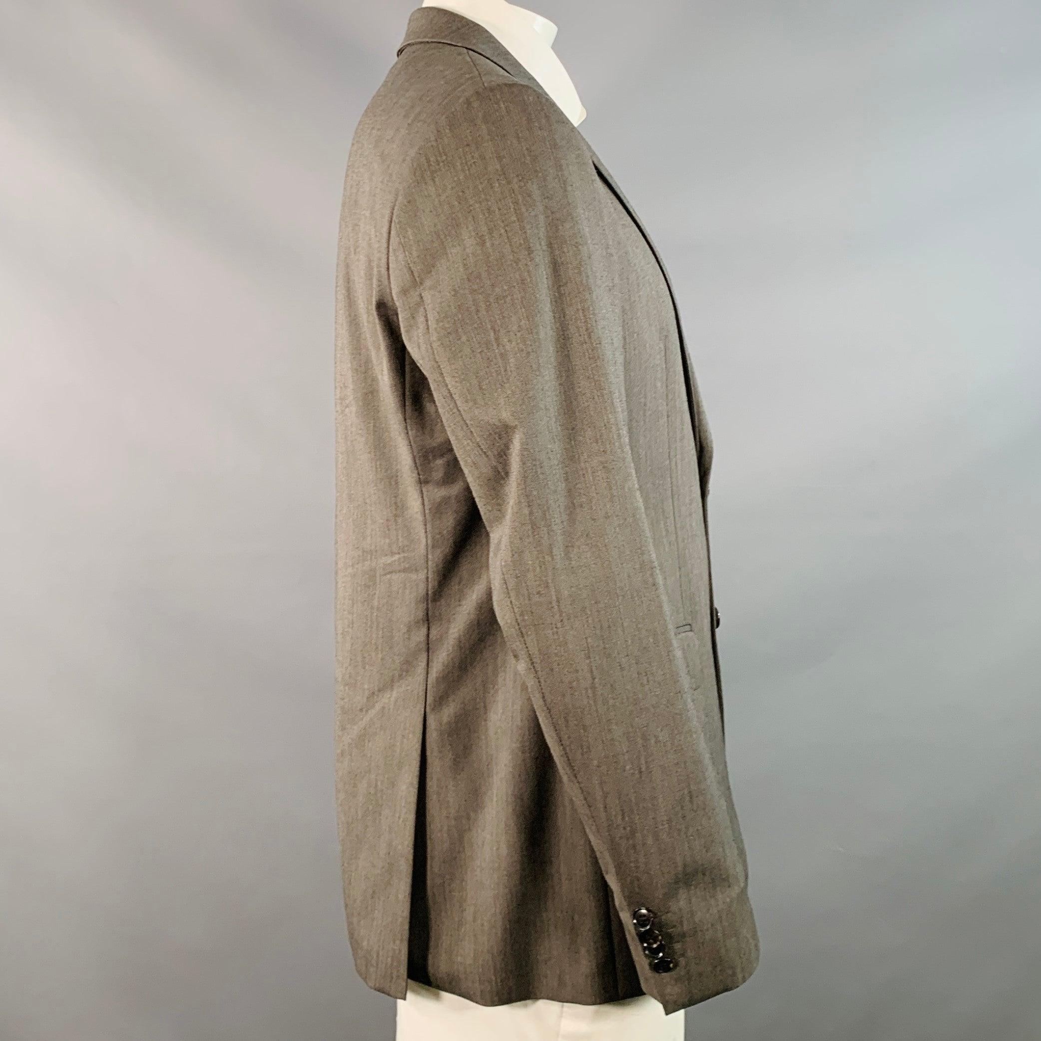 Abrigo sport BOSS by HUGO BOSS
de lana virgen gris, con solapa de muesca, doble abertura en la espalda y cierre de doble botón. Fabricado en EE.UU. Excelente estado de conservación. 

Marcado:   42R 

Medidas: 
 
Hombro 18 pulgadas Pecho: 43