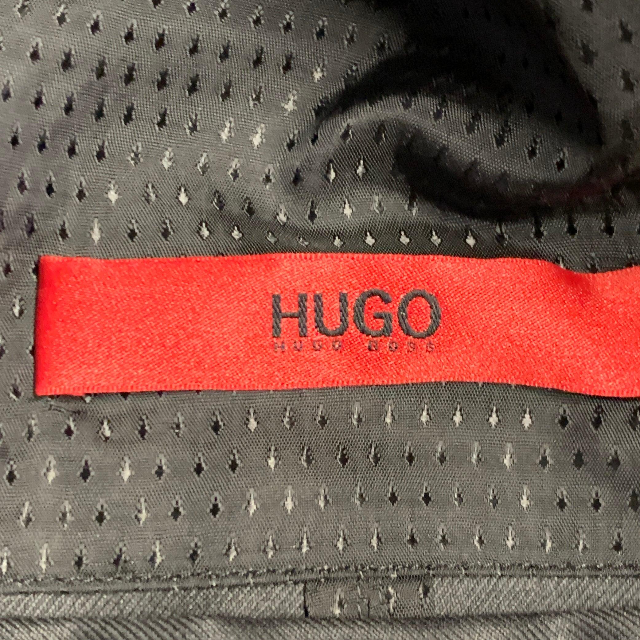 HUGO BOSS Größe 44 Schwarz Wolle Einreiher mit Kerbrevers Anzug im Angebot 5