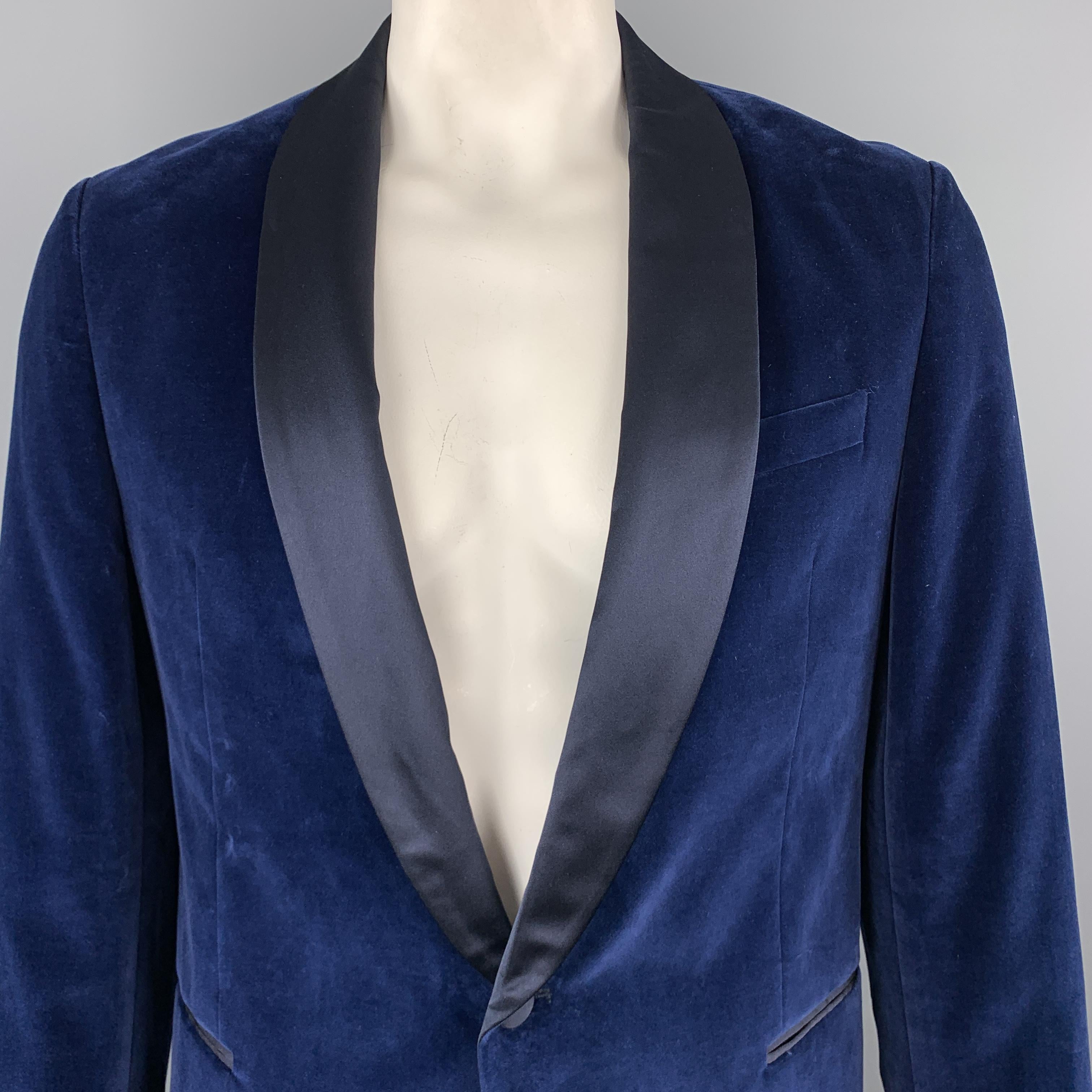 HUGO BOSS dinner jacket comes in blue velvet with a navy satin shawl collar and single breasted one button front. 

Good Pre-Owned Condition.
Marked: 44R

Measurements:

Shoulder: 18 in.
Chest: 44 in.
Sleeve: 27 in.
Length: 31 in.