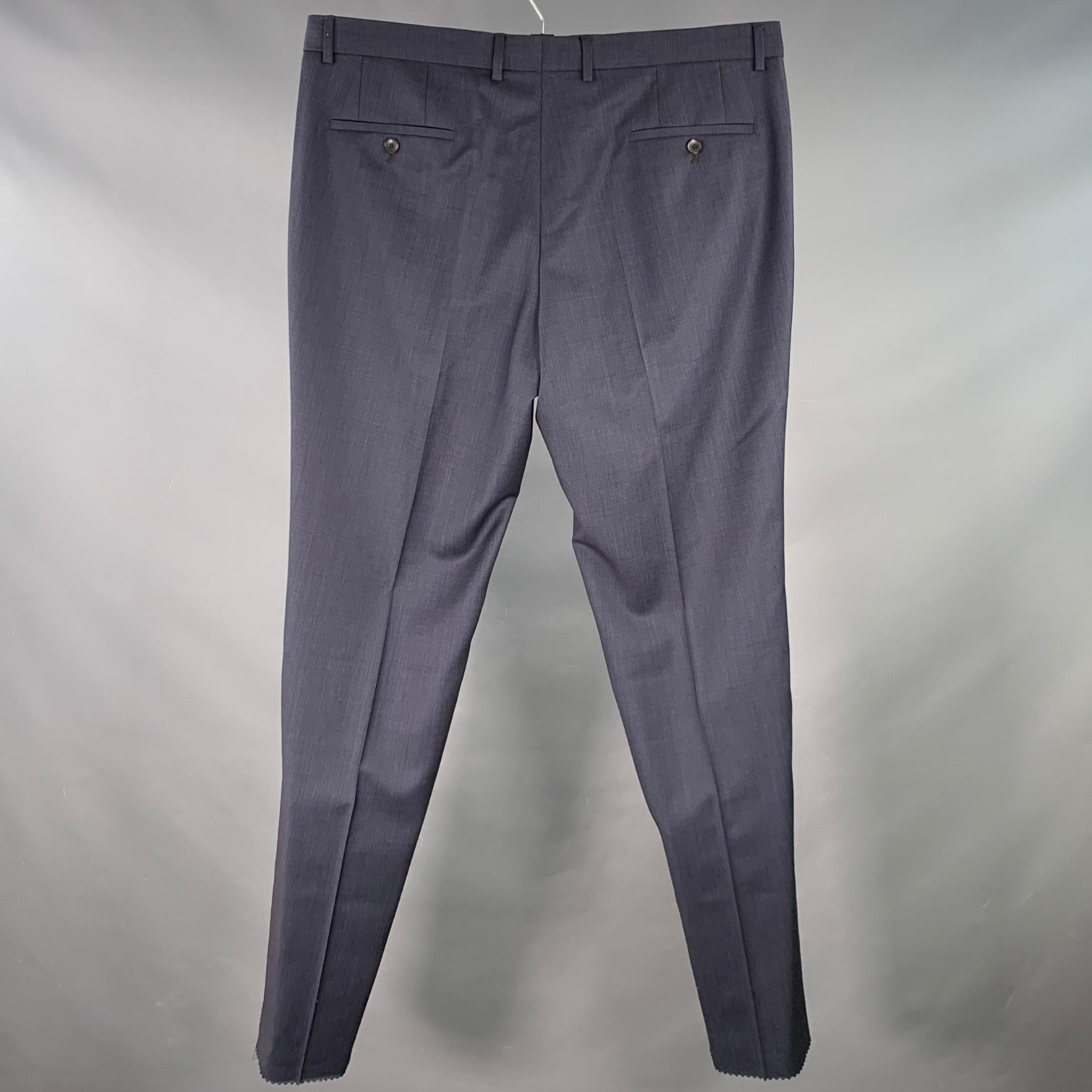 HUGO BOSS Kleid Hose
aus einem navyfarbenen Schurwoll-Stretch-Mischgewebe mit flacher Vorderseite, konisch zulaufendem Bein und Hosenschlitz mit Reißverschluss. Hinweis: Der Saum wurde unbearbeitet gelassen, um eine perfekte Passform zu