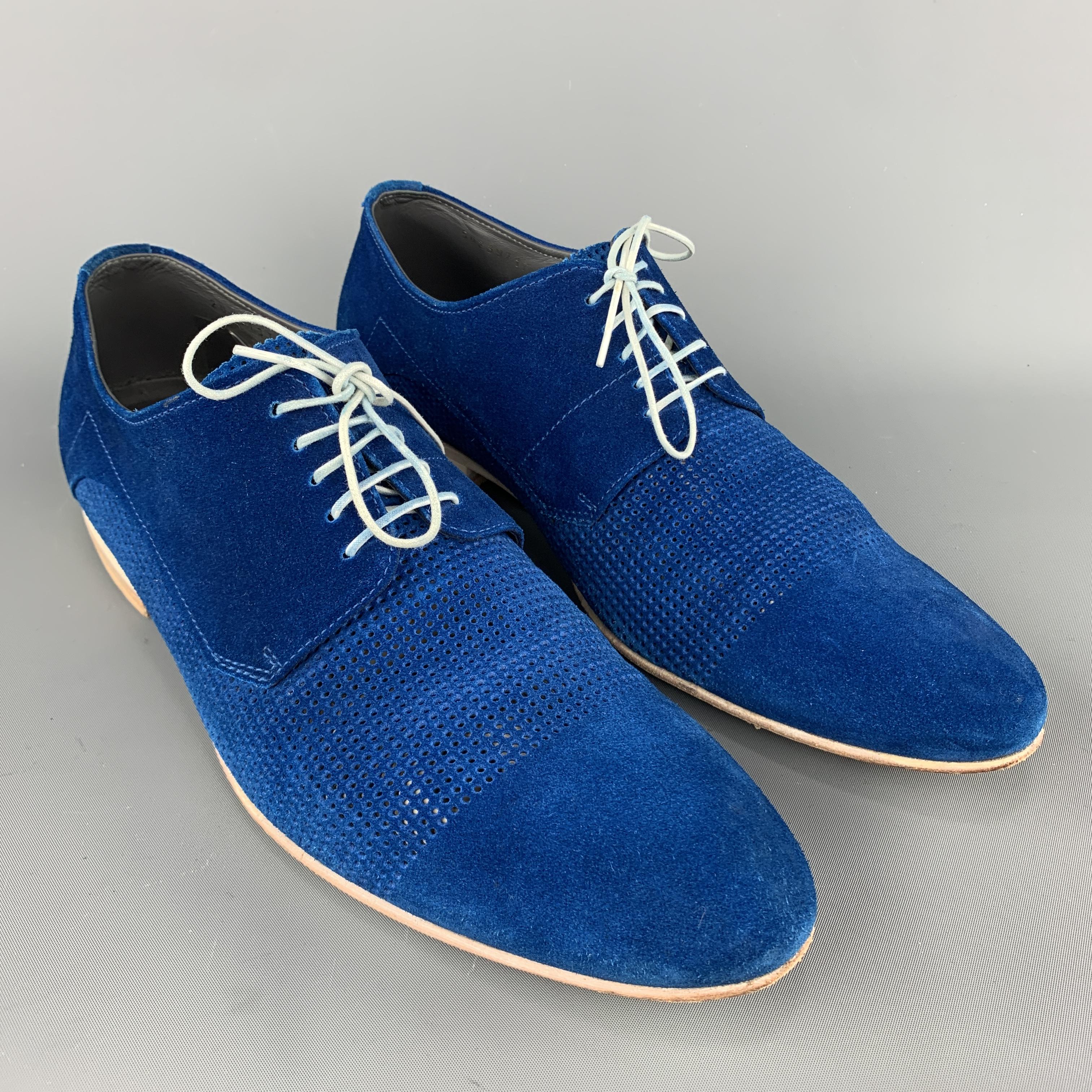 Hugo Hugo Boss dress shoes come in blue suede with a pointed toe, peforated mid panel, and stacked heel. Made in Italy.
 

Excellent Pre-Owned Condition.
Marked: IT 42 1/2

Outsole: 11.75 x 4 in.