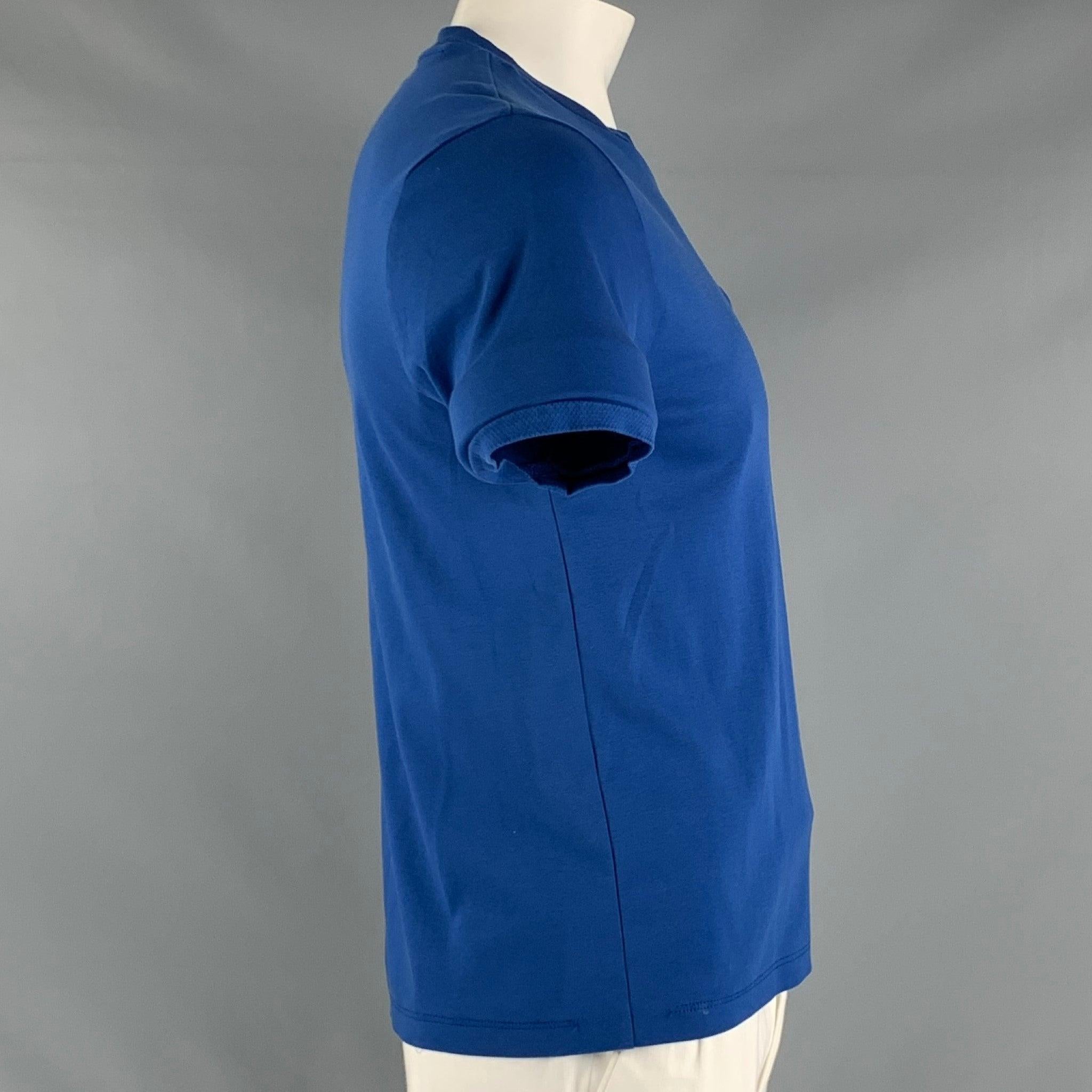 HUGO BOSS slim fit T-Shirt comes in blue cotton jersey fabric with a crew-neck, and a front pocket.Good Pre-Owned Condition. Moderate signs of wear and broken stitches. 

Marked:   L 

Measurements: 
 
Shoulder: 17.5 inches Chest: 44 inches Sleeve:
