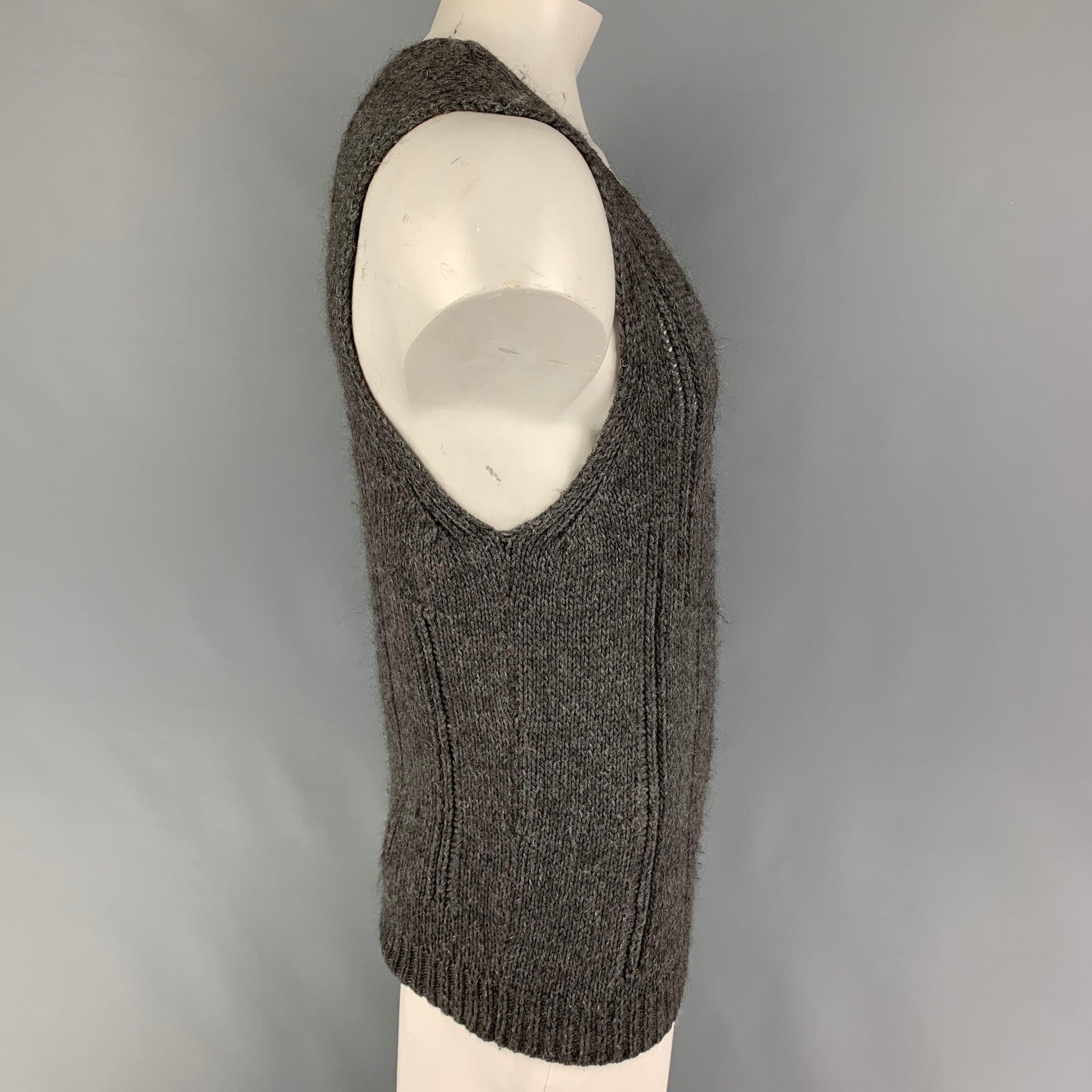 HUGO BOSS vest comes in a grey knit wool blend featuring a v-neck.
Very Good
Pre-Owned Condition. 

Marked:   Side tag removed 

Measurements: 
 
Shoulder:
17.5 inches  Chest: 40 inches  Length: 29.5 inches 
  
  
 
Reference: 122335
Category: Vest