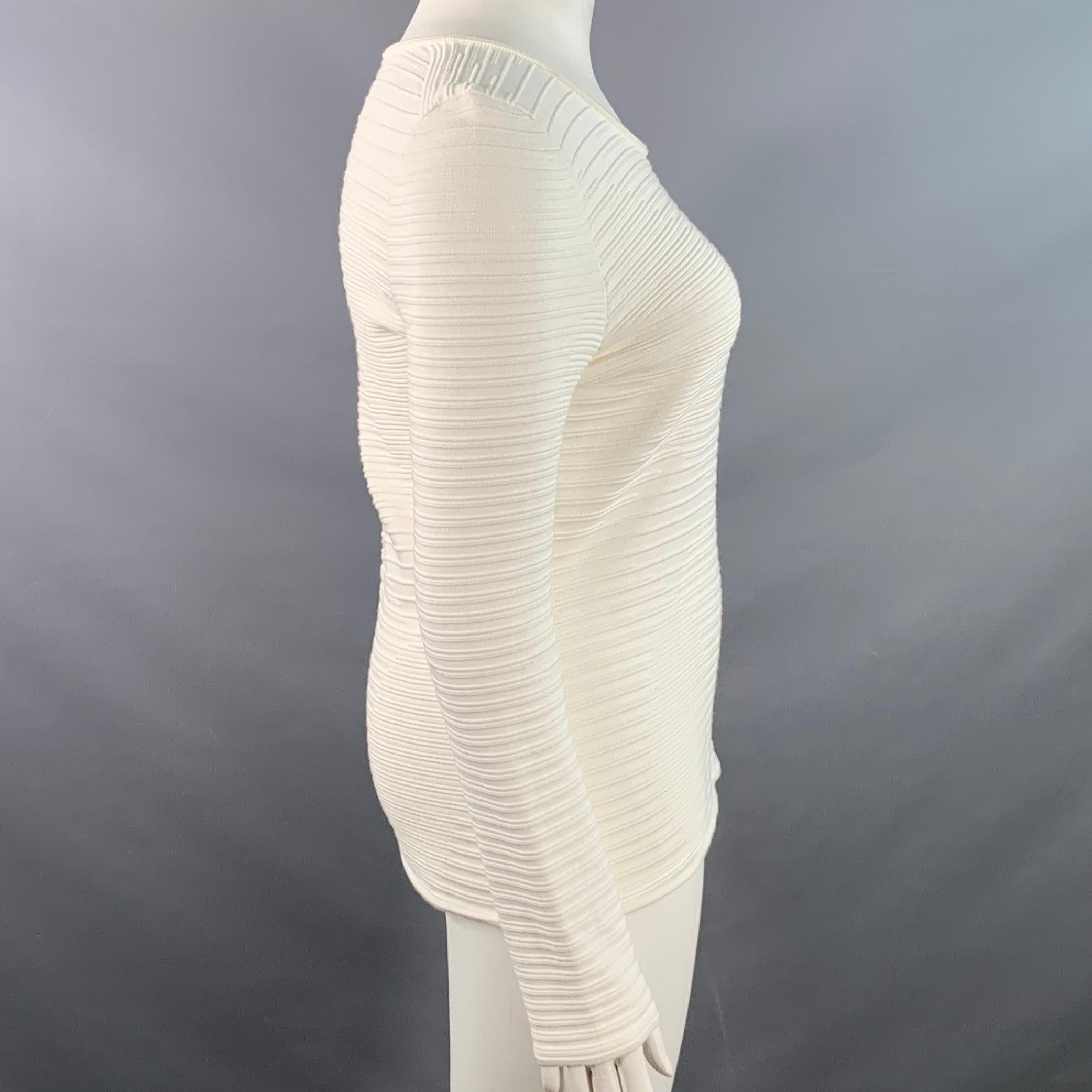 Top casual HUGO BOSS
en un tejido blanco de mezcla de viscosa elástica, con un diseño de canalé, manga larga y cuello redondo. Fabricado en Italia.Excelente estado de conservación.  

Marcado:   L 

Medidas: 
 
Hombros 16 pulgadas Busto: 37 pulgadas