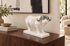 Escultura de resina de búfalo «Big Five» de Hugo Boss x Meissen, obra de Maximilian Hagstotz