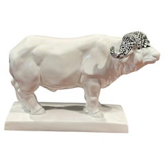 Escultura de resina de búfalo «Big Five» de Hugo Boss x Meissen, obra de Maximilian Hagstotz