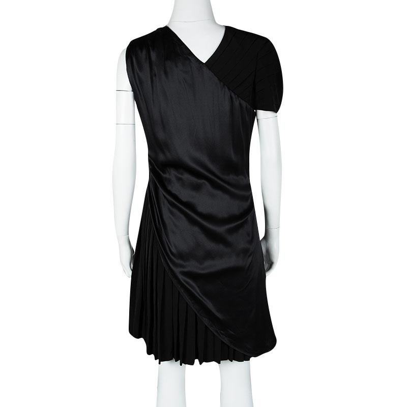 This Kareen dress from the Hugo by Hugo Boss collection is a wonderful, easy-going piece to add to your edit. Cut from black silk, this dress features a relaxed fit and a subtle V-neckline. The front draped detailing adds to the elegance of this