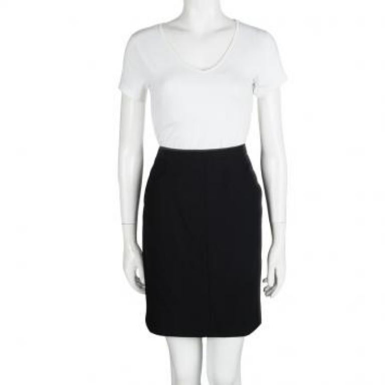 Esta falda Rossla de Hugo by Hugo Boss seguro que te enamora. Esta fabulosa creación negra está hecha de lana y presenta una silueta elegante. Presenta bolsillos laterales y un cierre de cremallera en la parte trasera. Combínalo con zapatos de salón